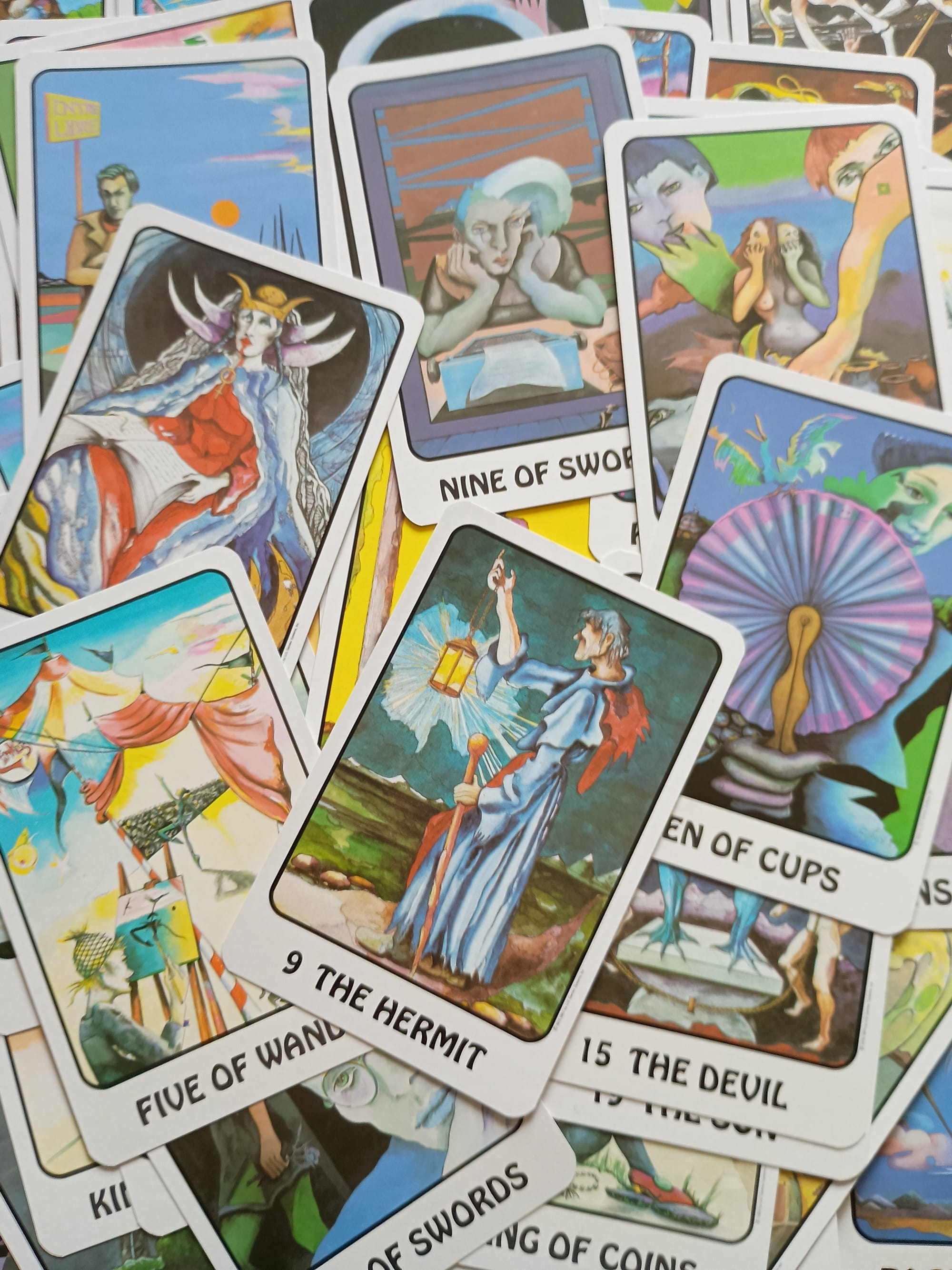 El Tarot en España: Entre la deslocalización y la estafa del "Low Cost"