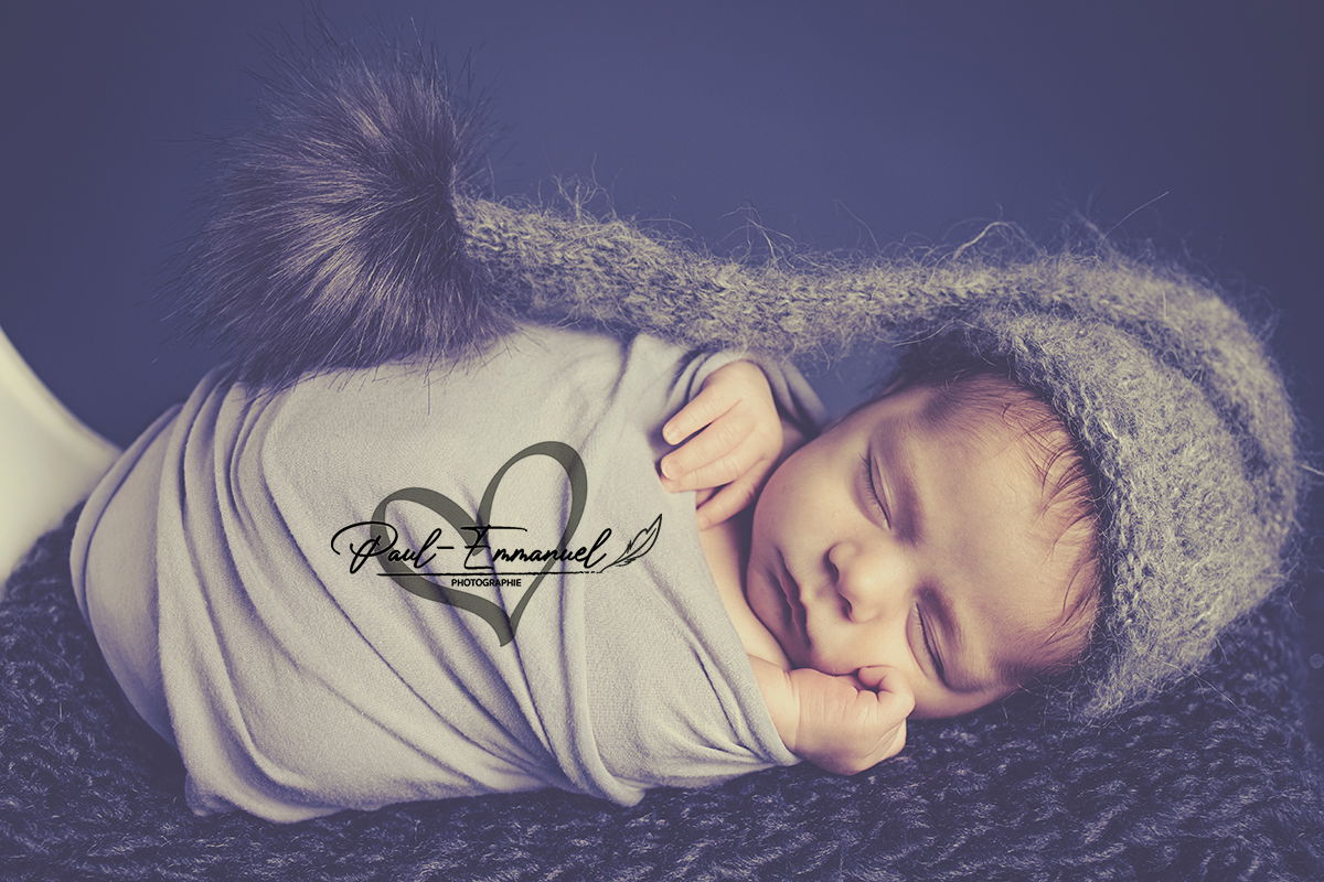 bébé avec son bonnet gris vintage