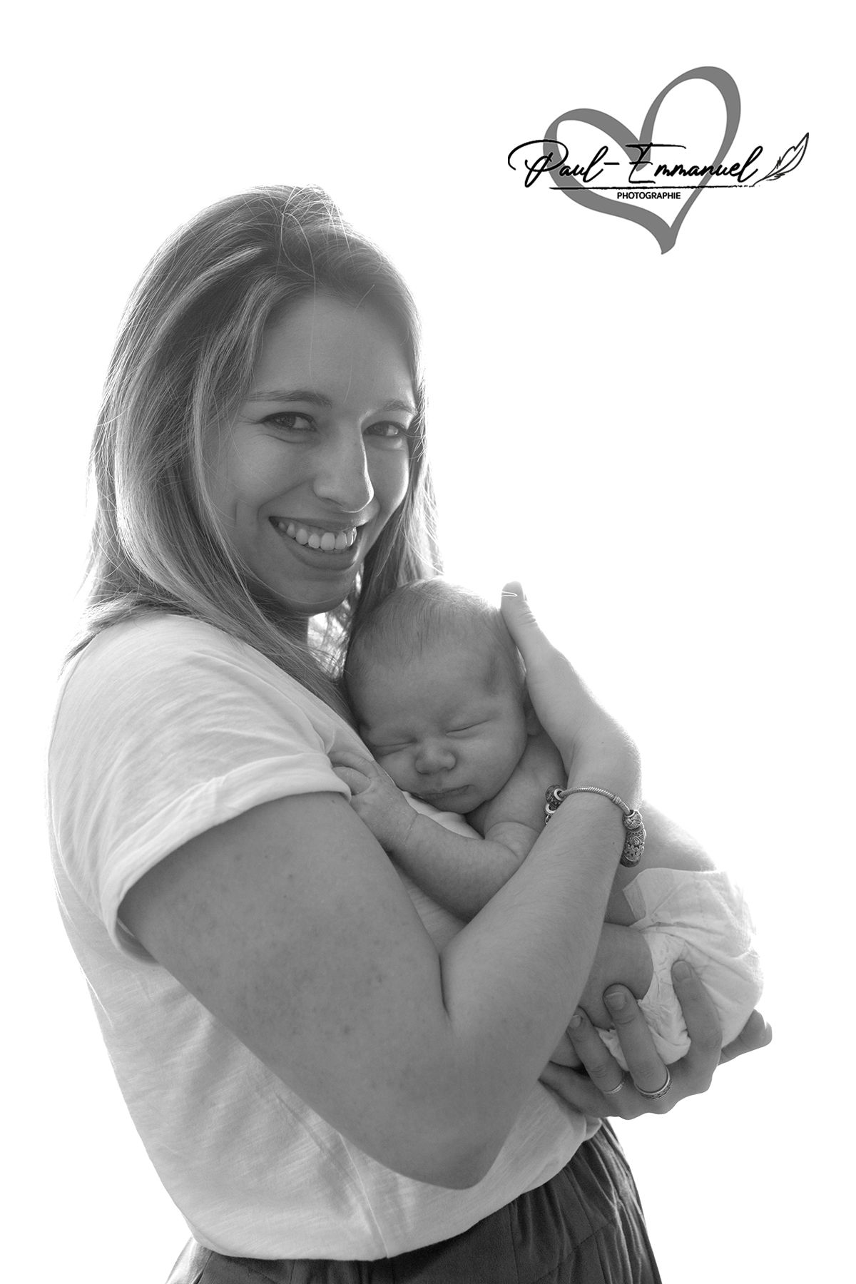 maman sourit avec son bébé en noir et blanc