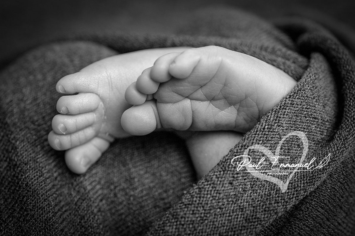 pieds de bébé en noir et blanc