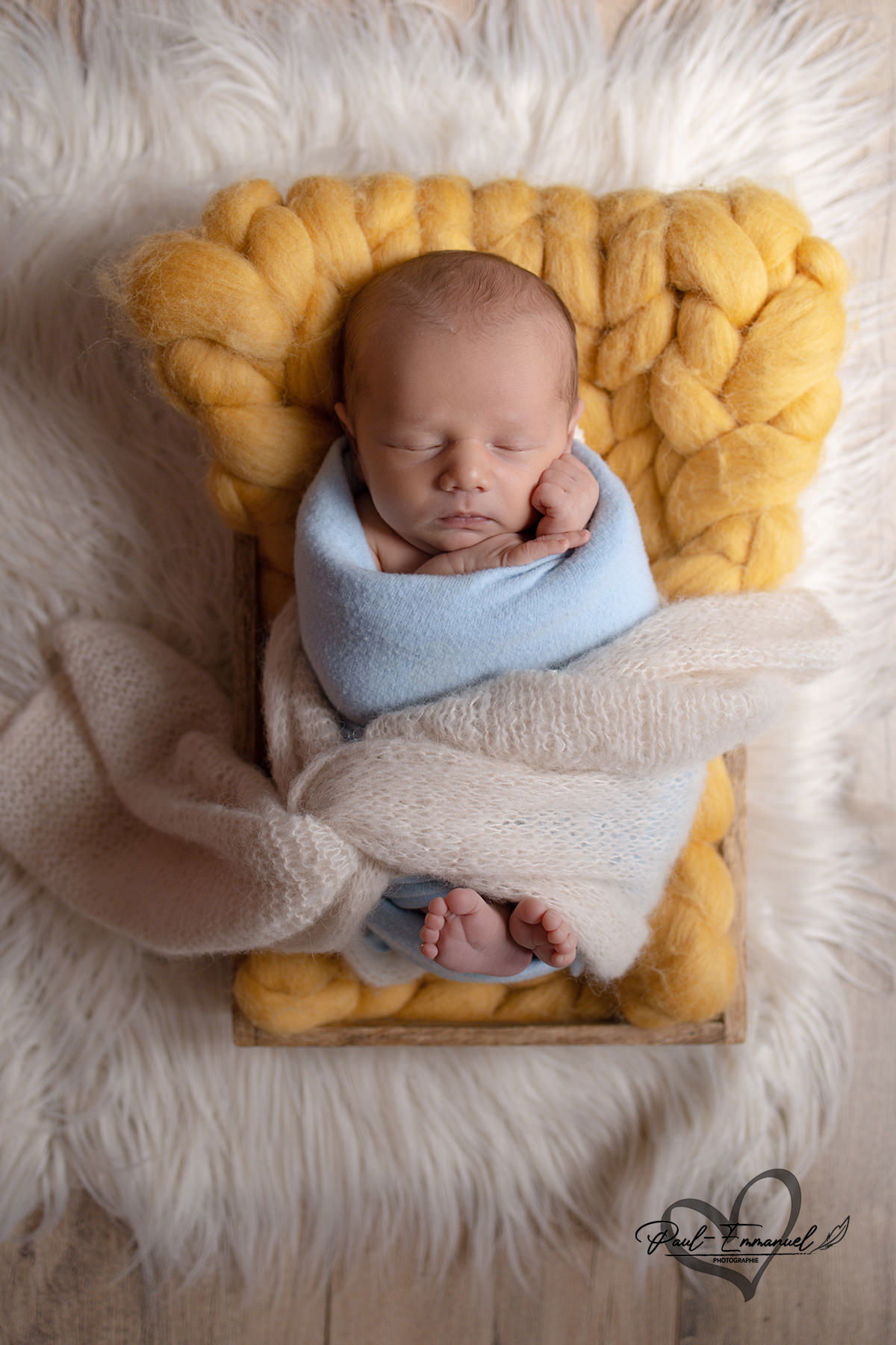 petit bébé endormi sur lit jaune