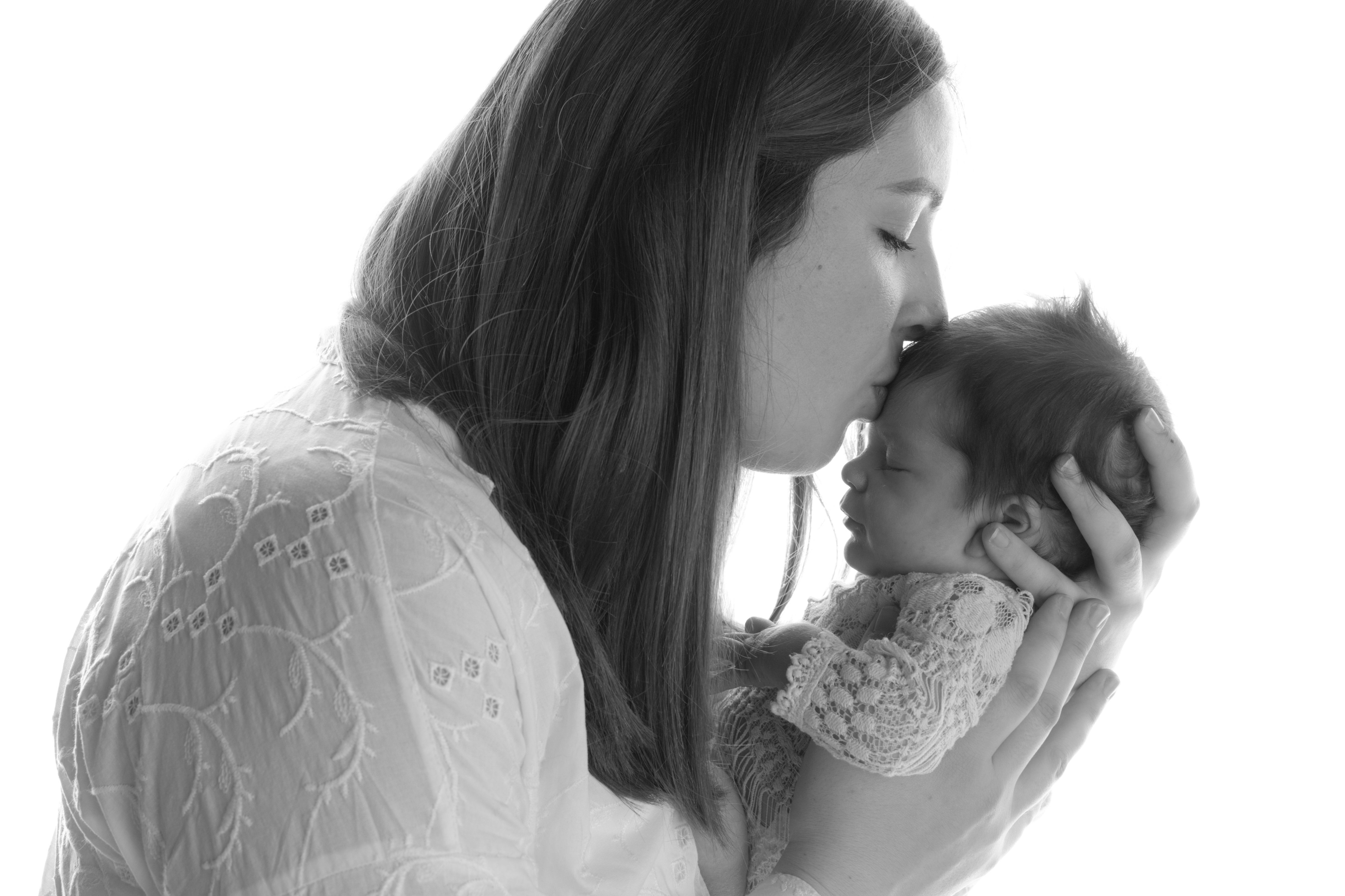 bébé sourire avec peluche lapin