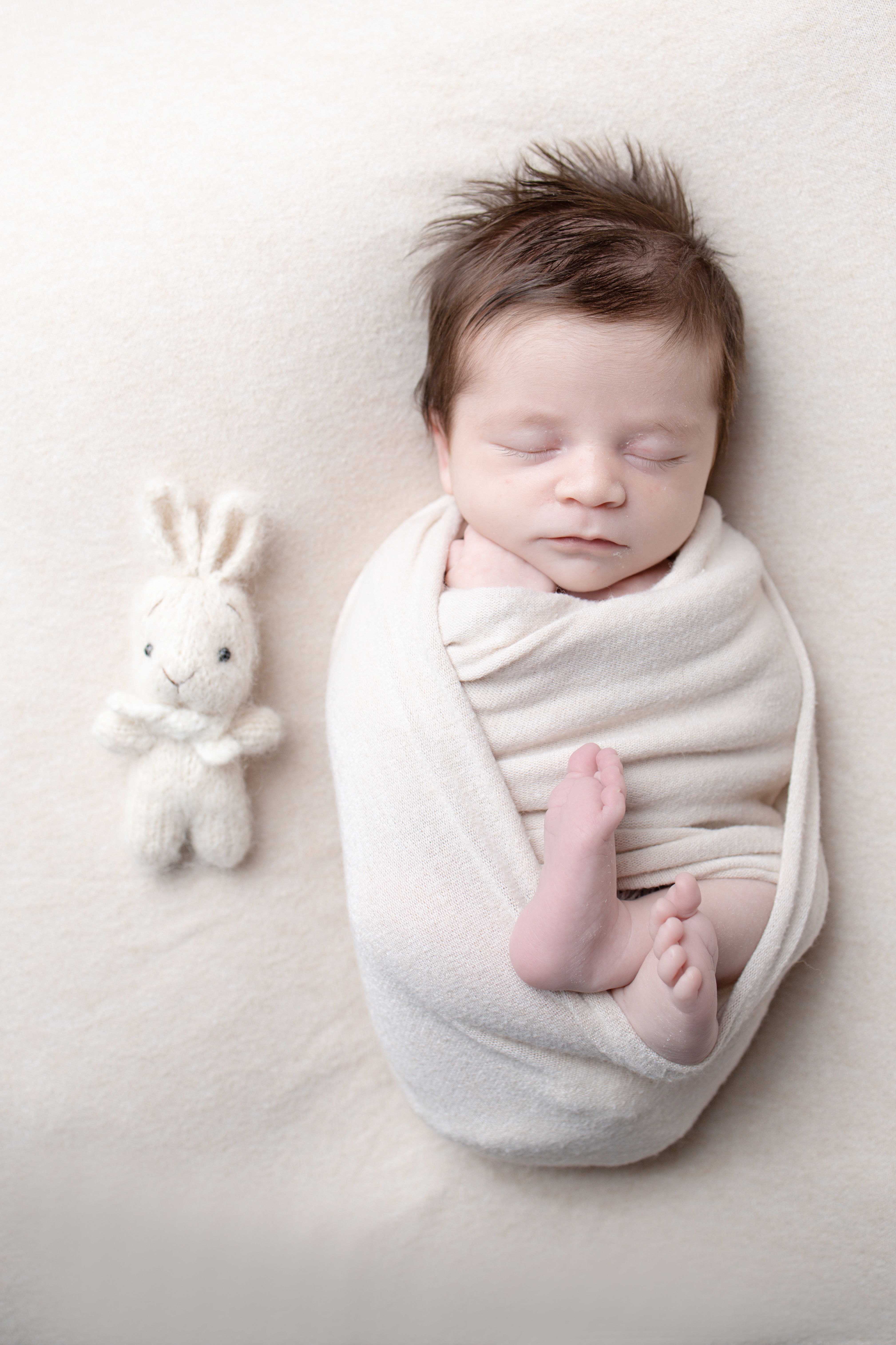 petit bébé endormi sur lit jaune