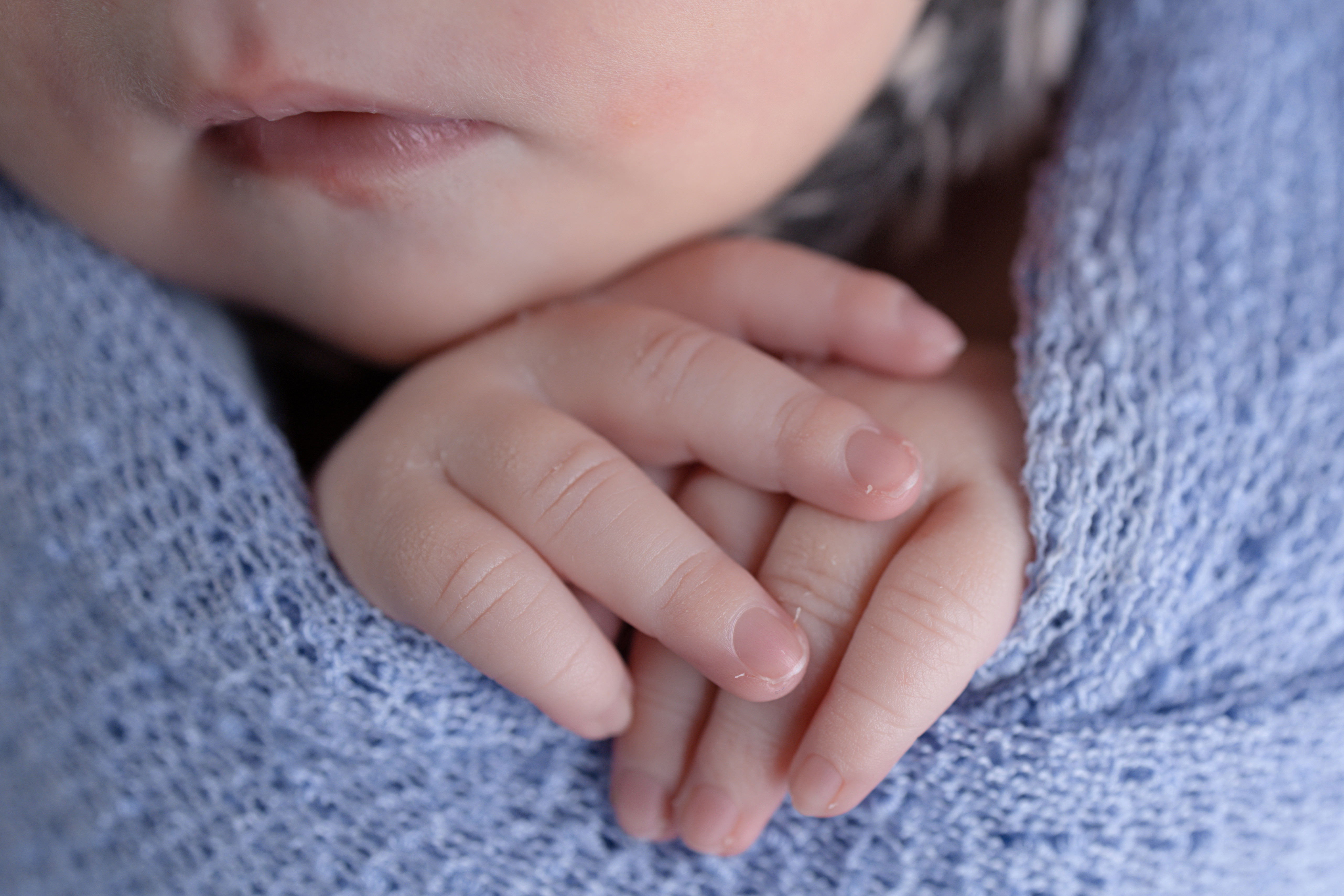 bébé réfléchi en traitement vintage