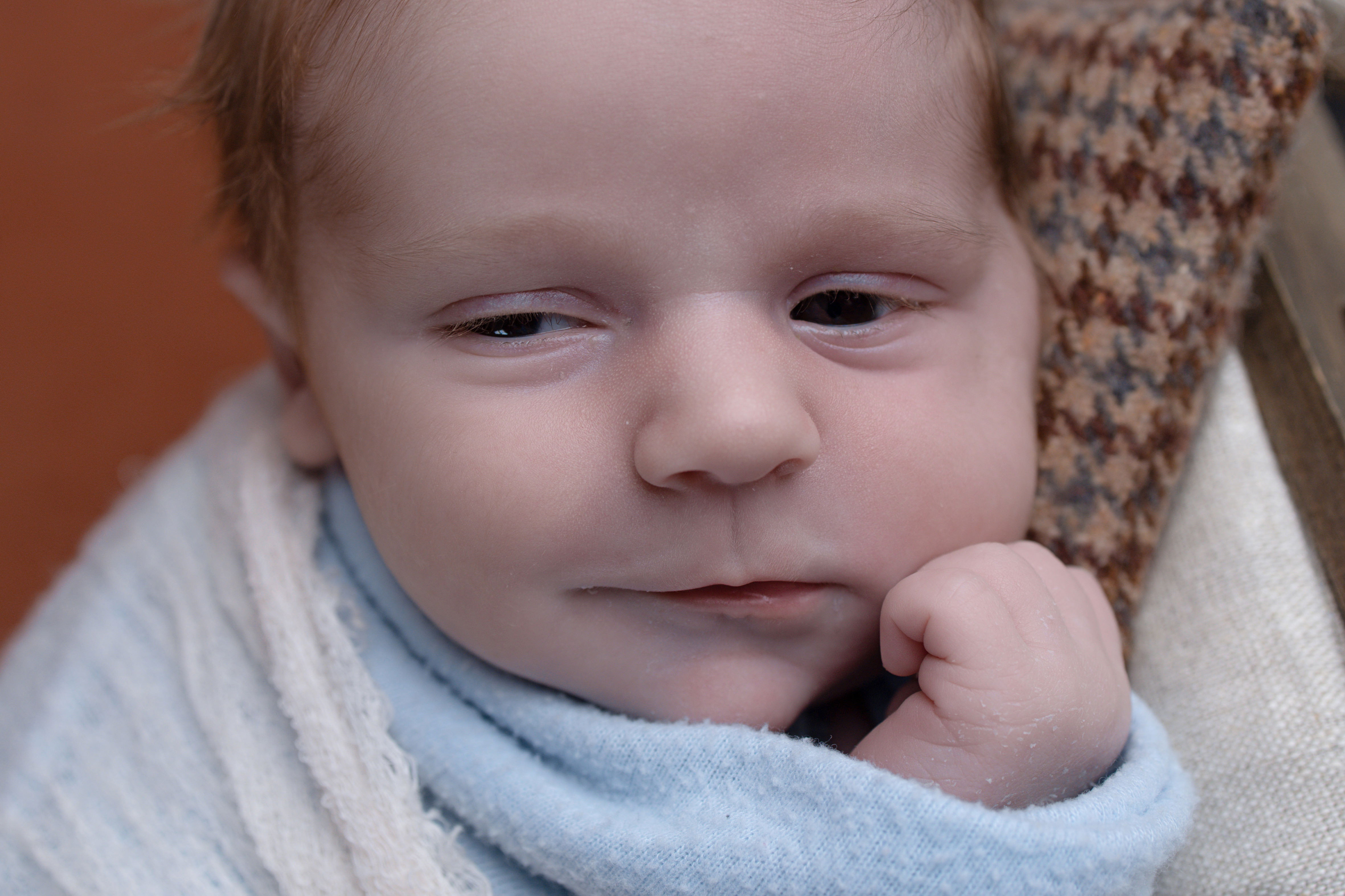 bébé et son bonnet gris clair