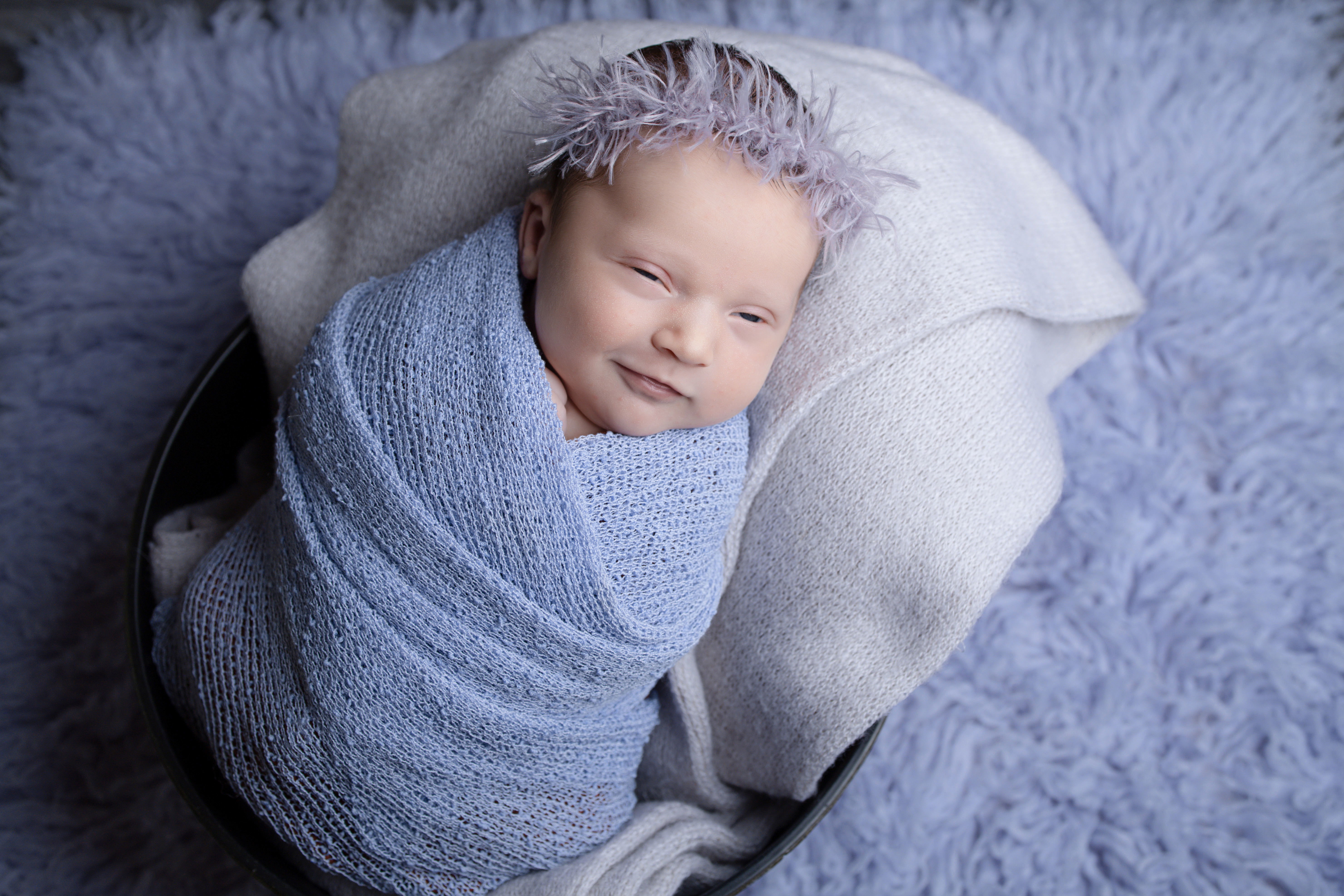 papa embrasse son bébé sur fond blanc