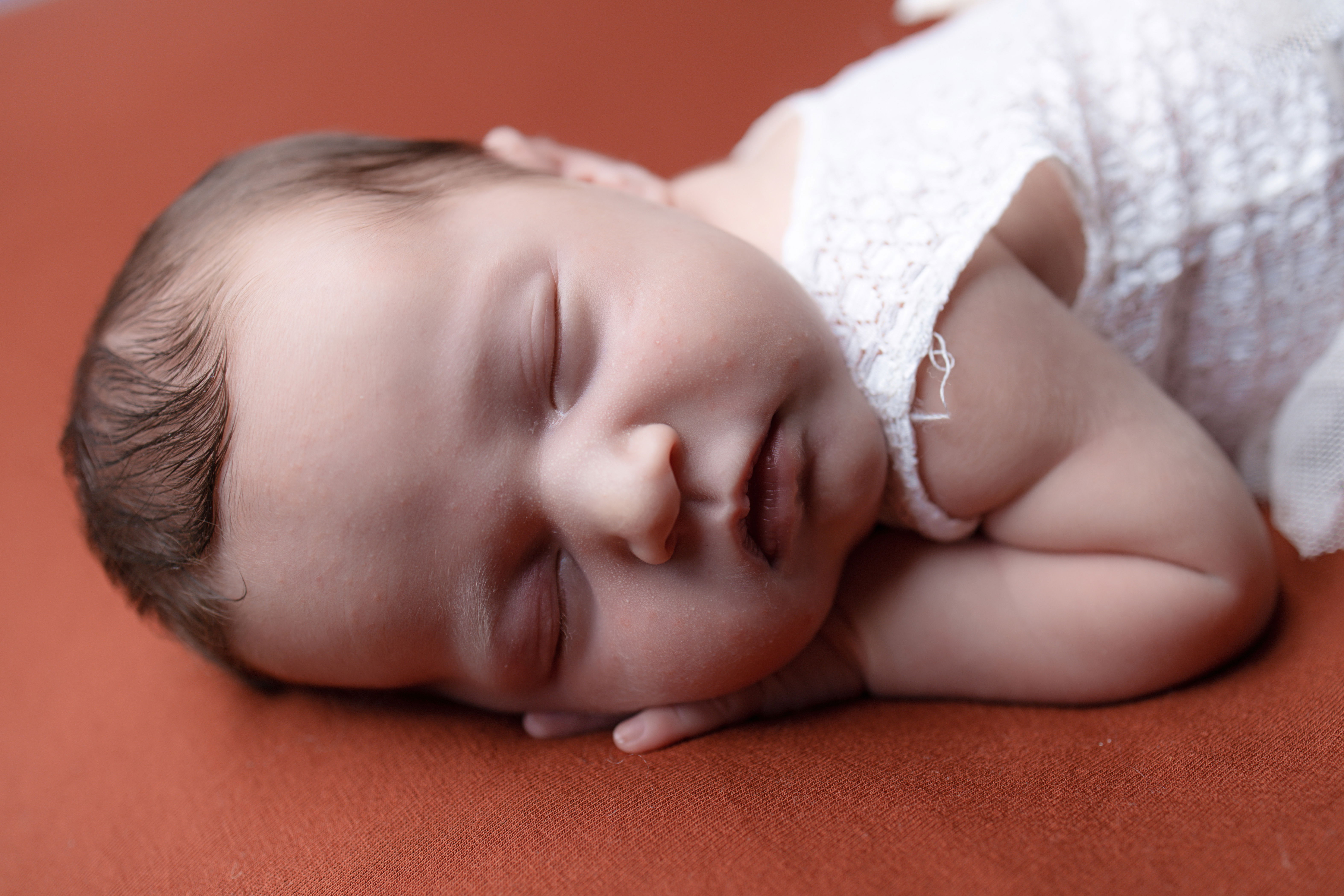 maman sourit avec son bébé en noir et blanc