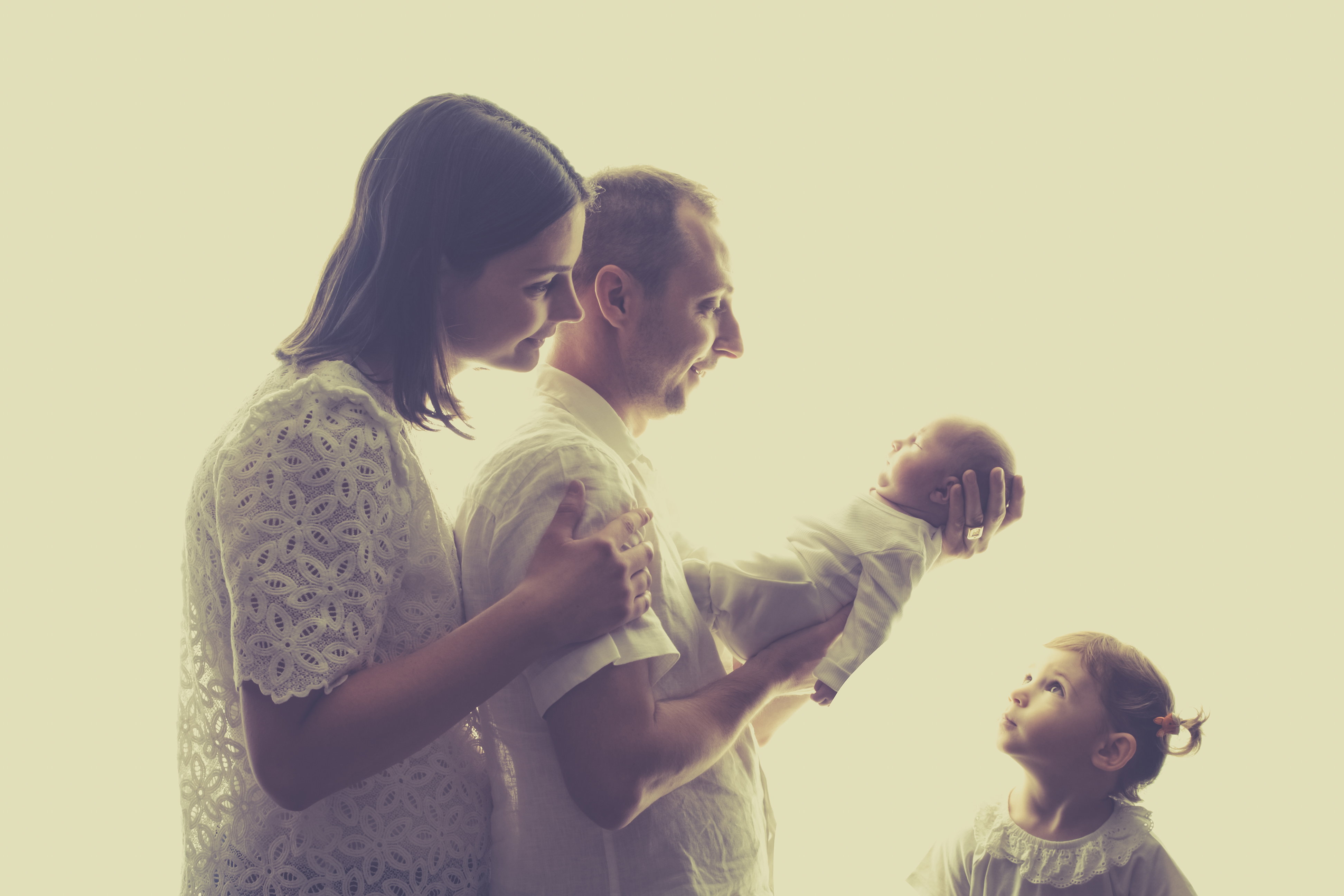 deuxième photo de famille sur fond blanc en noir et blanc