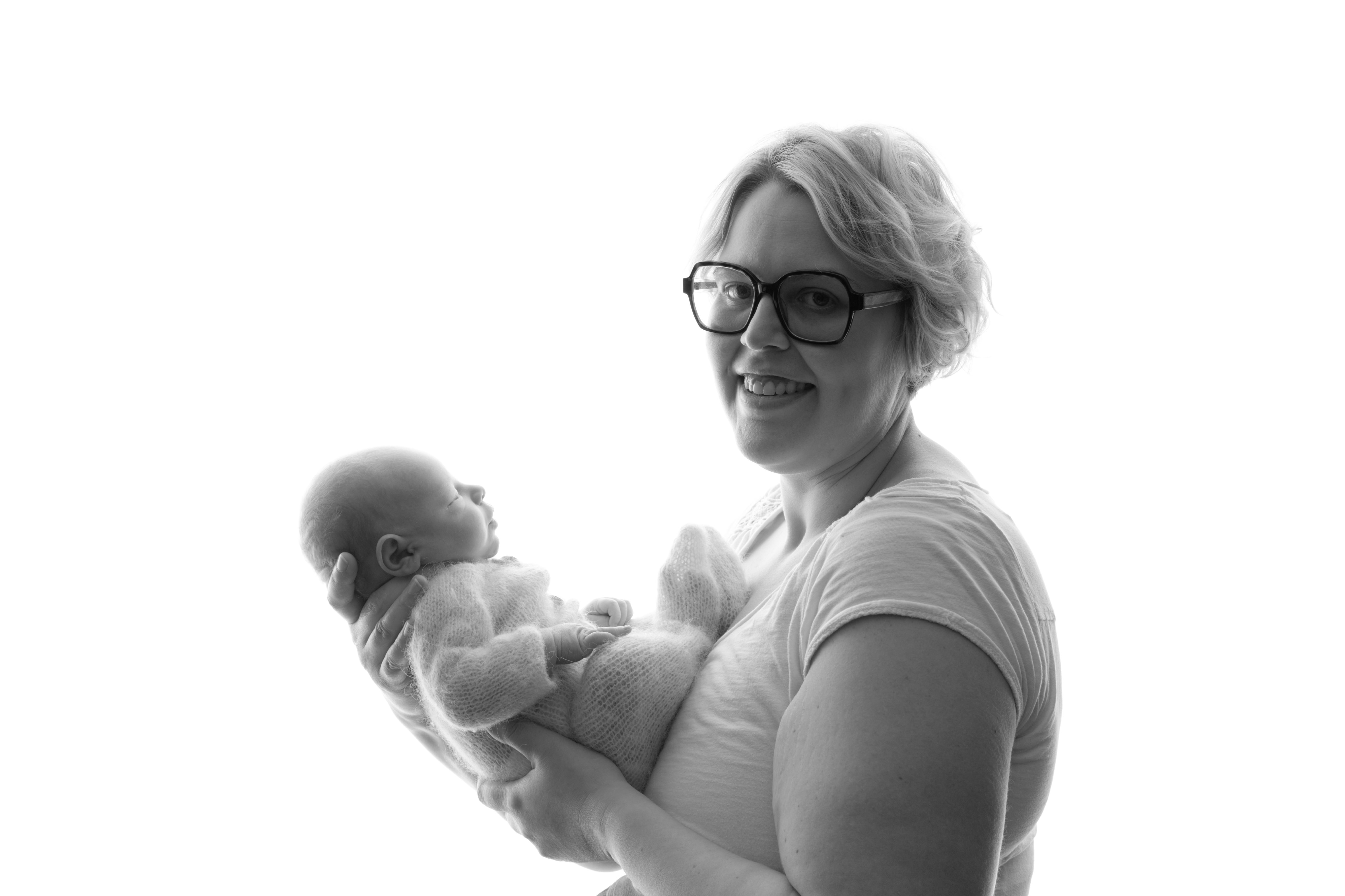 maman sourit avec son bébé en noir et blanc
