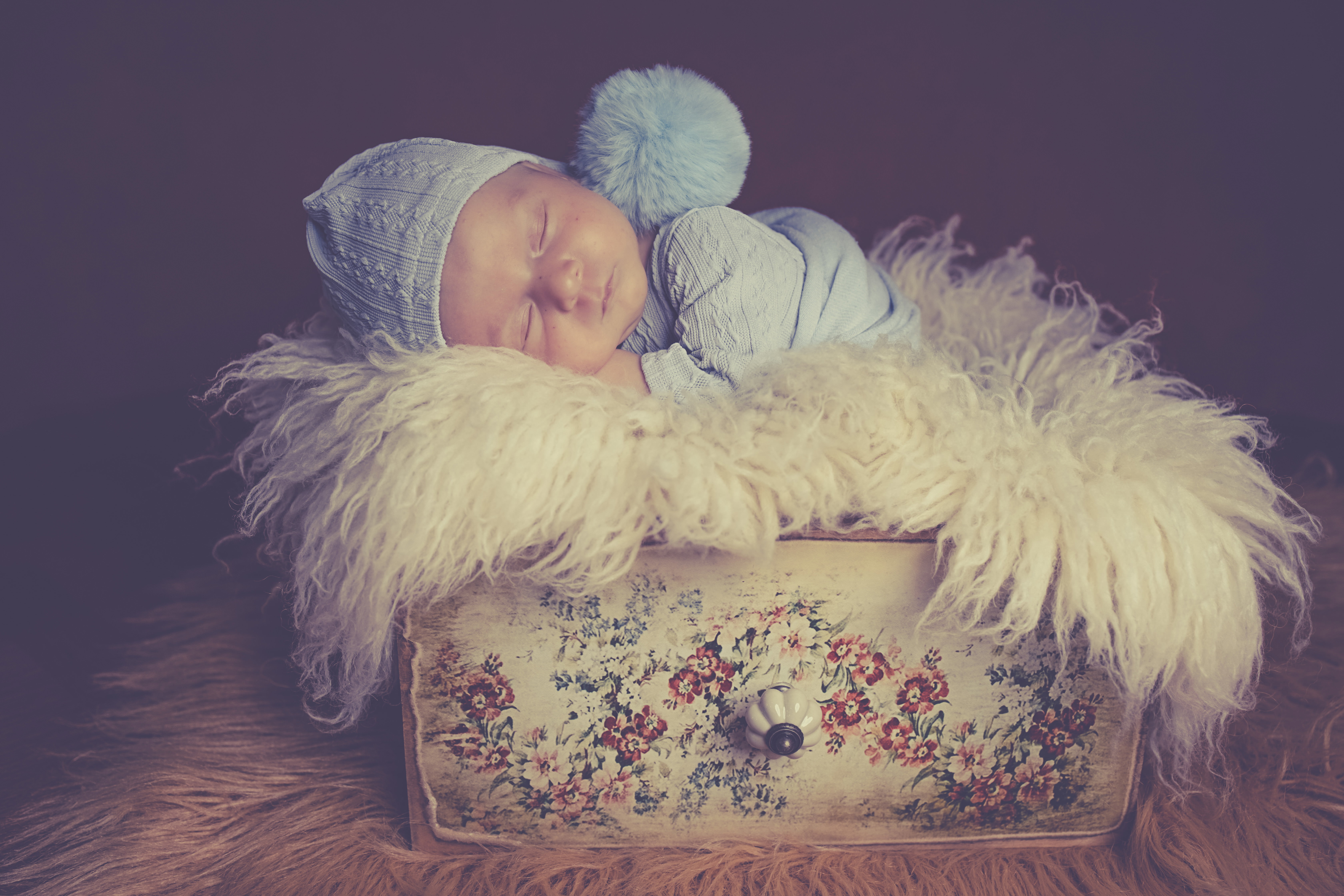 bébé dans un décor vintage