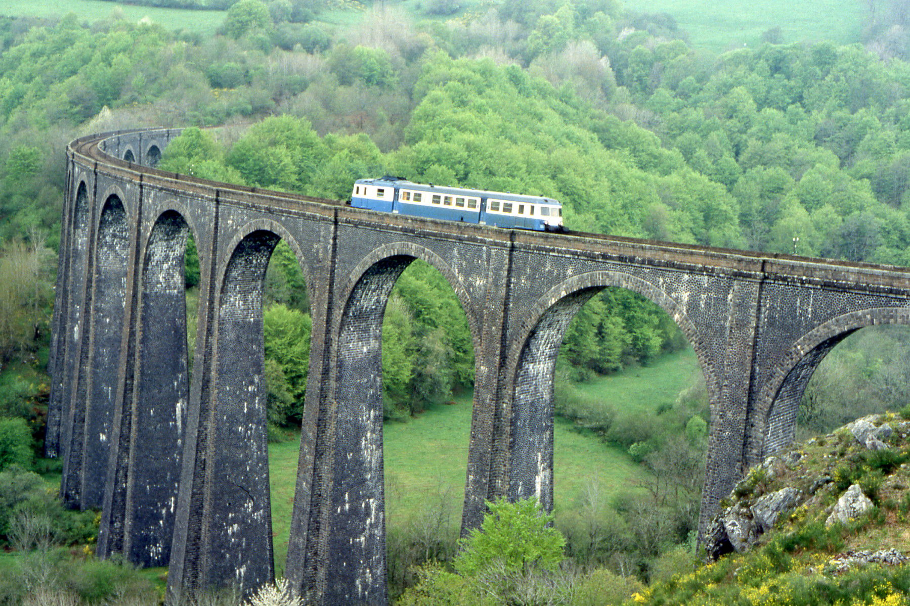 Autorail X2800 : 825ch de Mende à La Bastide (1998)