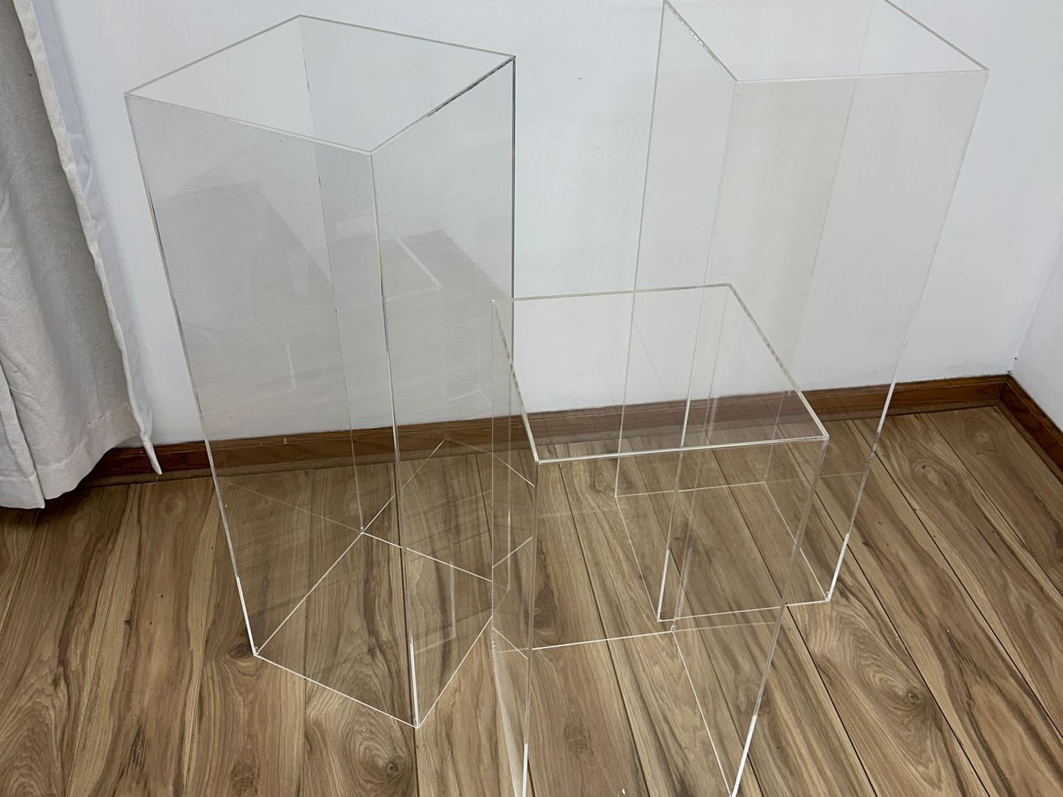 Custom-Made Acrylic Pedestals In Any Size And Color !