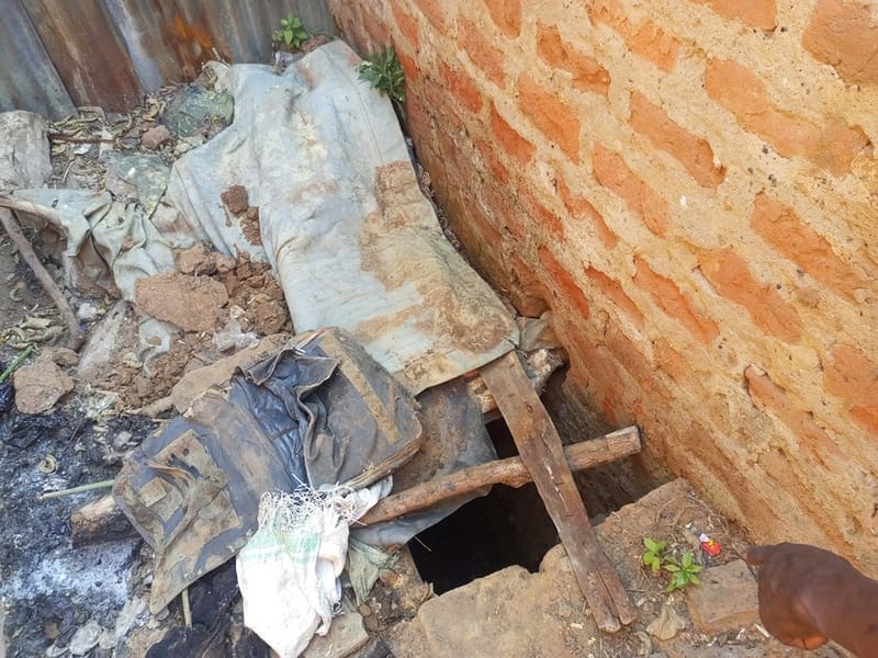 Des médecins sauvent un nouveau-né abandonné dans des latrines à fosse à Arua City