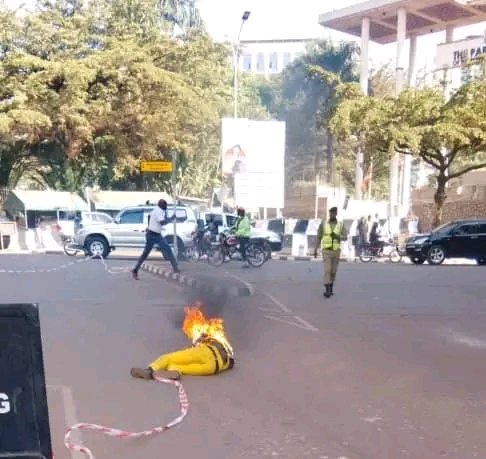 Un jeune homme s'immole par le feu près du Parlement ougandais, accusé de négligence envers le NRM.