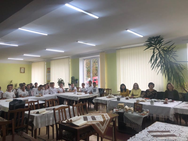 ЗУСТРІЧ З КНИГОЮ У ЛІТЕРАТУРНОМУ КАФЕ «ТЕПЛІ ІСТОРІЇ ДО КАВИ…»