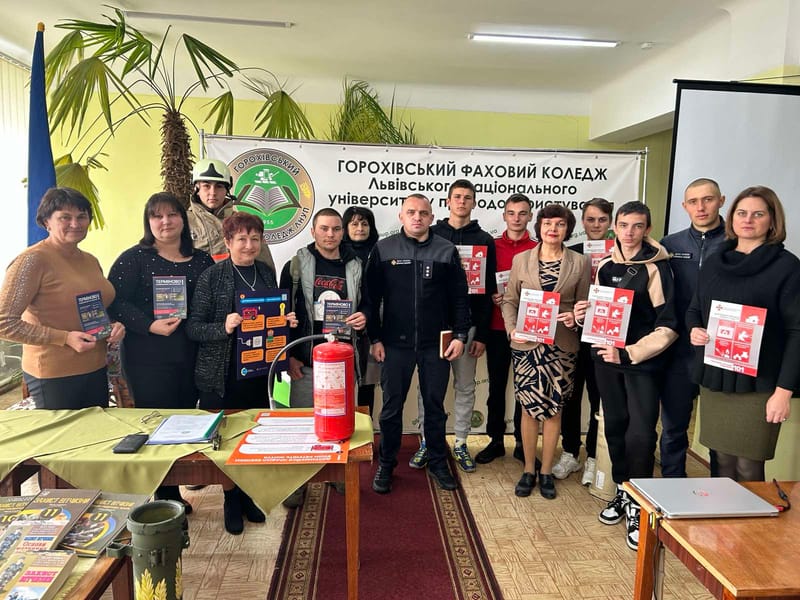 БЕЗПЕКА ПОНАД УСЕ: ЯК РЯТУВАЛЬНИКИ НАВЧАЮТЬ СТУДЕНТІВ ОСНОВАМ ЖИТТЄЗАХИСТУ