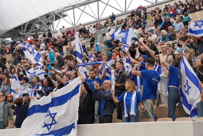 يواصل فريق "العَلَم" لشركة إل عال تحويل باريس للملعب الأكثر بيتي في العالم ..