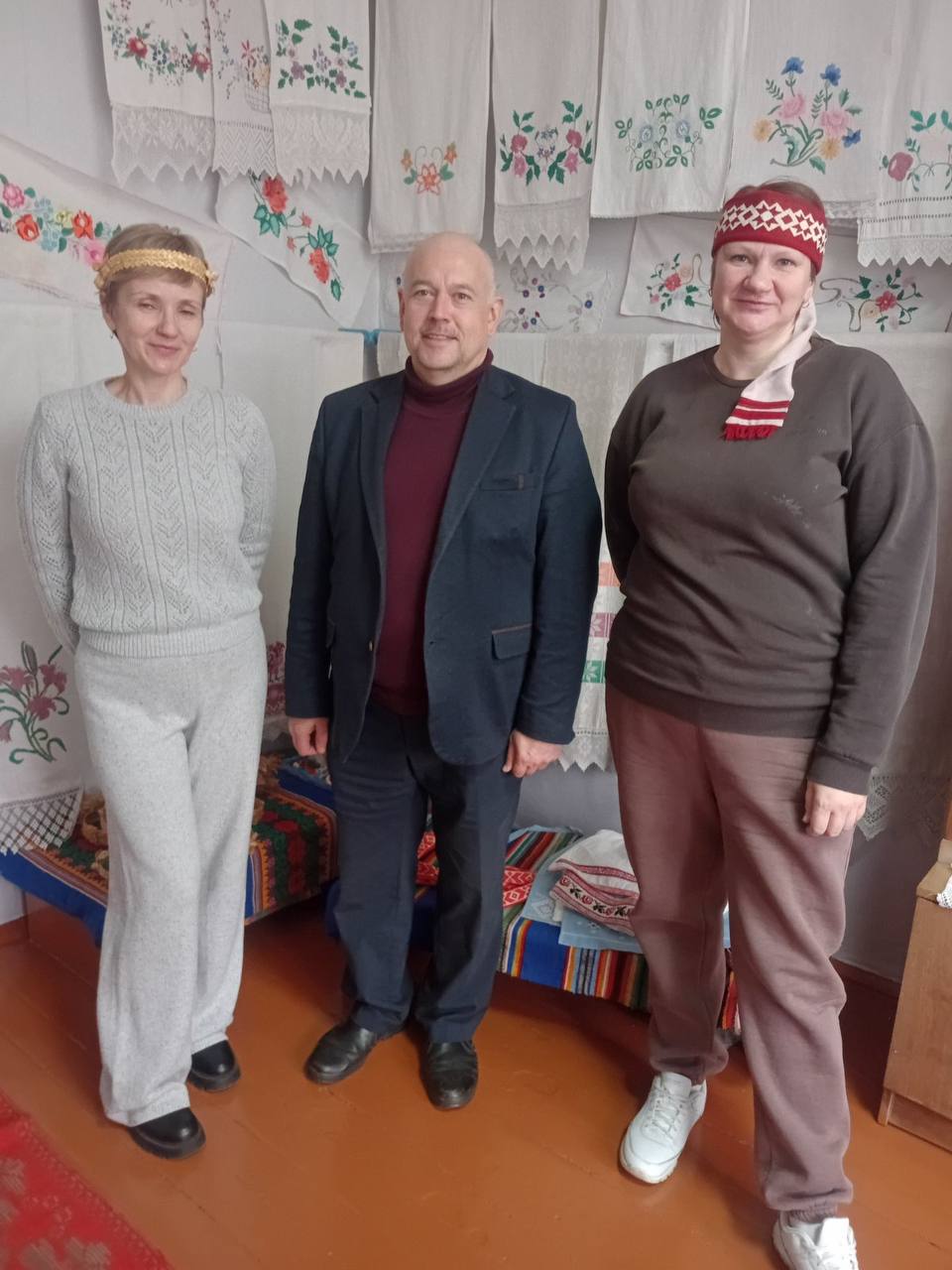 Гостями нашего школьного Музея Рушника 13.11.2025 г. стали интересные, увлечённые люди - сестры Калач Светлана Сергеевна и Андрушко Ольга Сергеевна, уроженки нашего района.