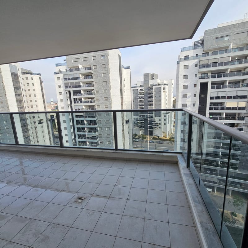 להשכרה דירת 4 חדרים מהקבלן בפרוייקט החדש בשדרות רוטשילד 4450 ₪