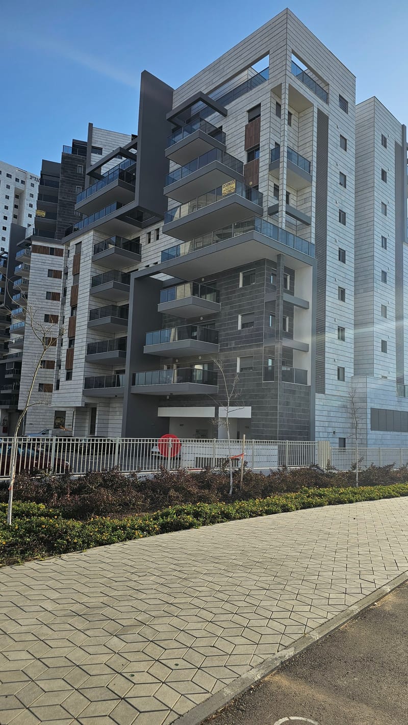 למכירה דירת 4 חדרים בשכונת כרמי הנדיב רחוב שדרות רוטשילד 20 מטר מרפסת