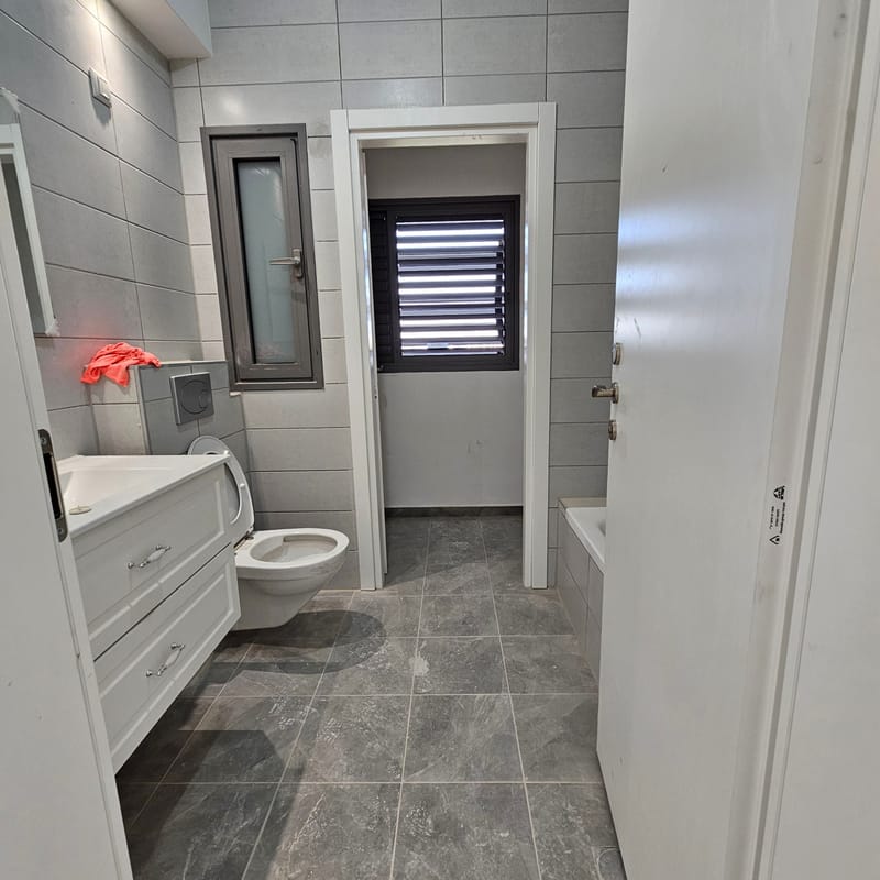 למכירה דירת 4 חדרים בשכונת כרמי הנדיב רחוב שדרות רוטשילד 20 מטר מרפסת