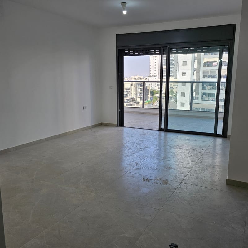 למכירה דירת 4 חדרים בשכונת כרמי הנדיב רחוב שדרות רוטשילד 20 מטר מרפסת