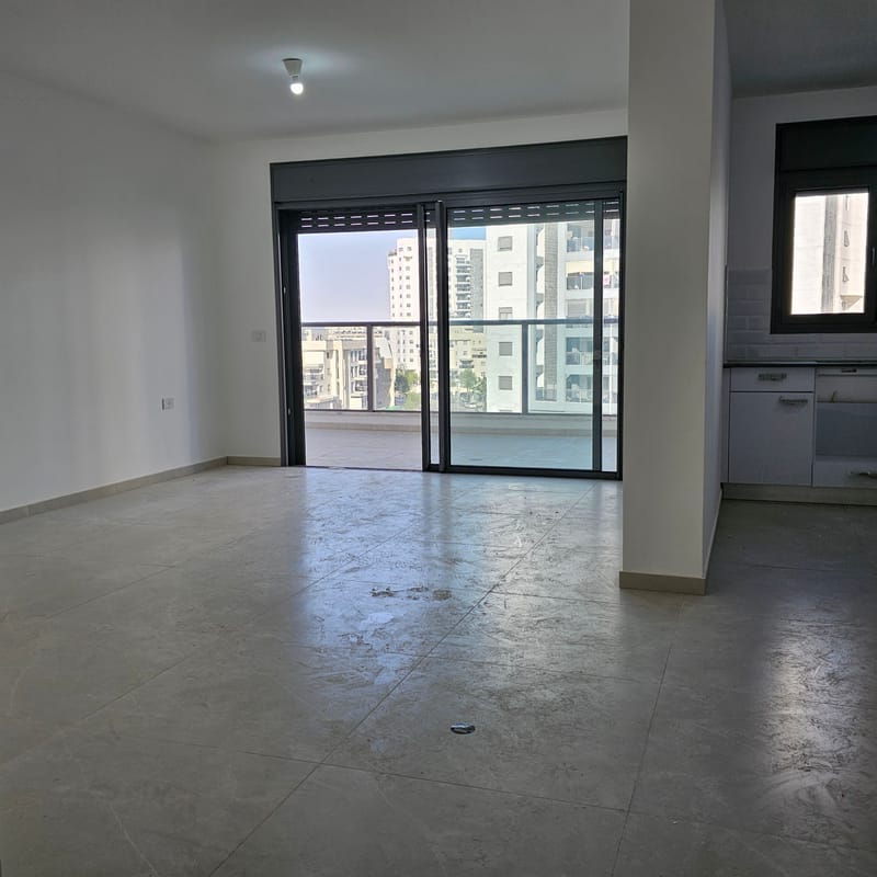 למכירה דירת 4 חדרים בשכונת כרמי הנדיב רחוב שדרות רוטשילד 20 מטר מרפסת