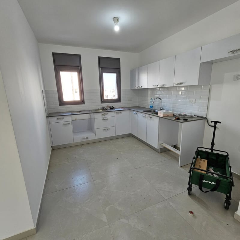 למכירה דירת 4 חדרים בשכונת כרמי הנדיב רחוב שדרות רוטשילד 20 מטר מרפסת