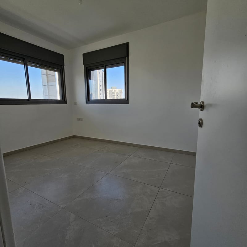 למכירה דירת 4 חדרים בשכונת כרמי הנדיב רחוב שדרות רוטשילד 20 מטר מרפסת