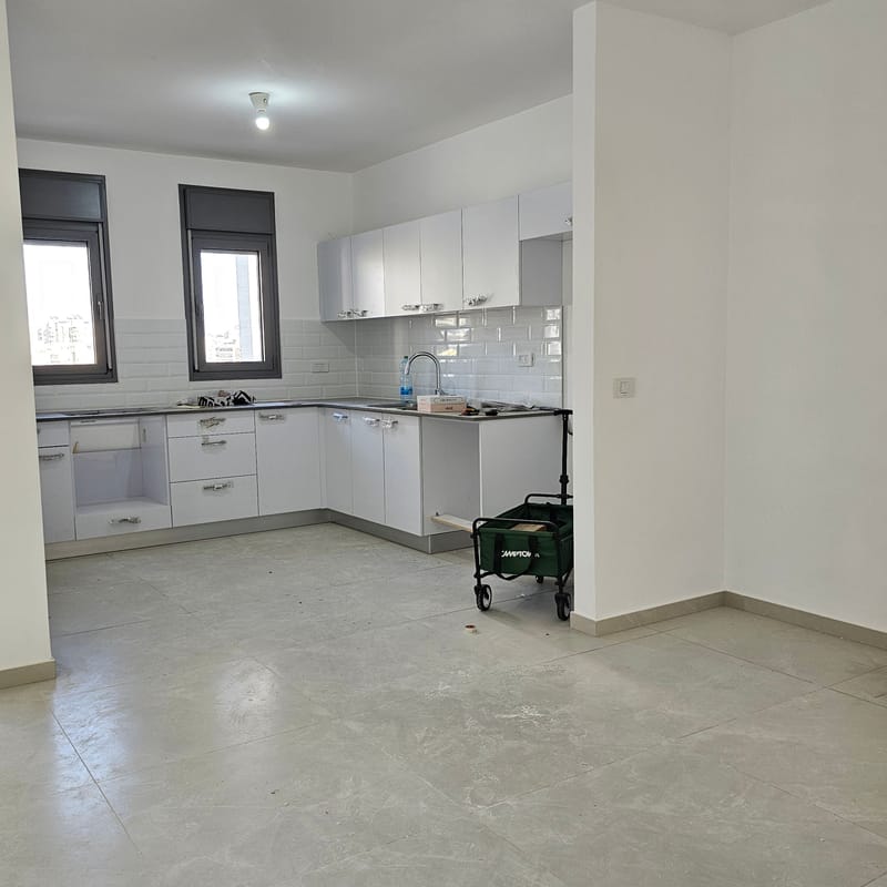 למכירה דירת 4 חדרים בשכונת כרמי הנדיב רחוב שדרות רוטשילד 20 מטר מרפסת