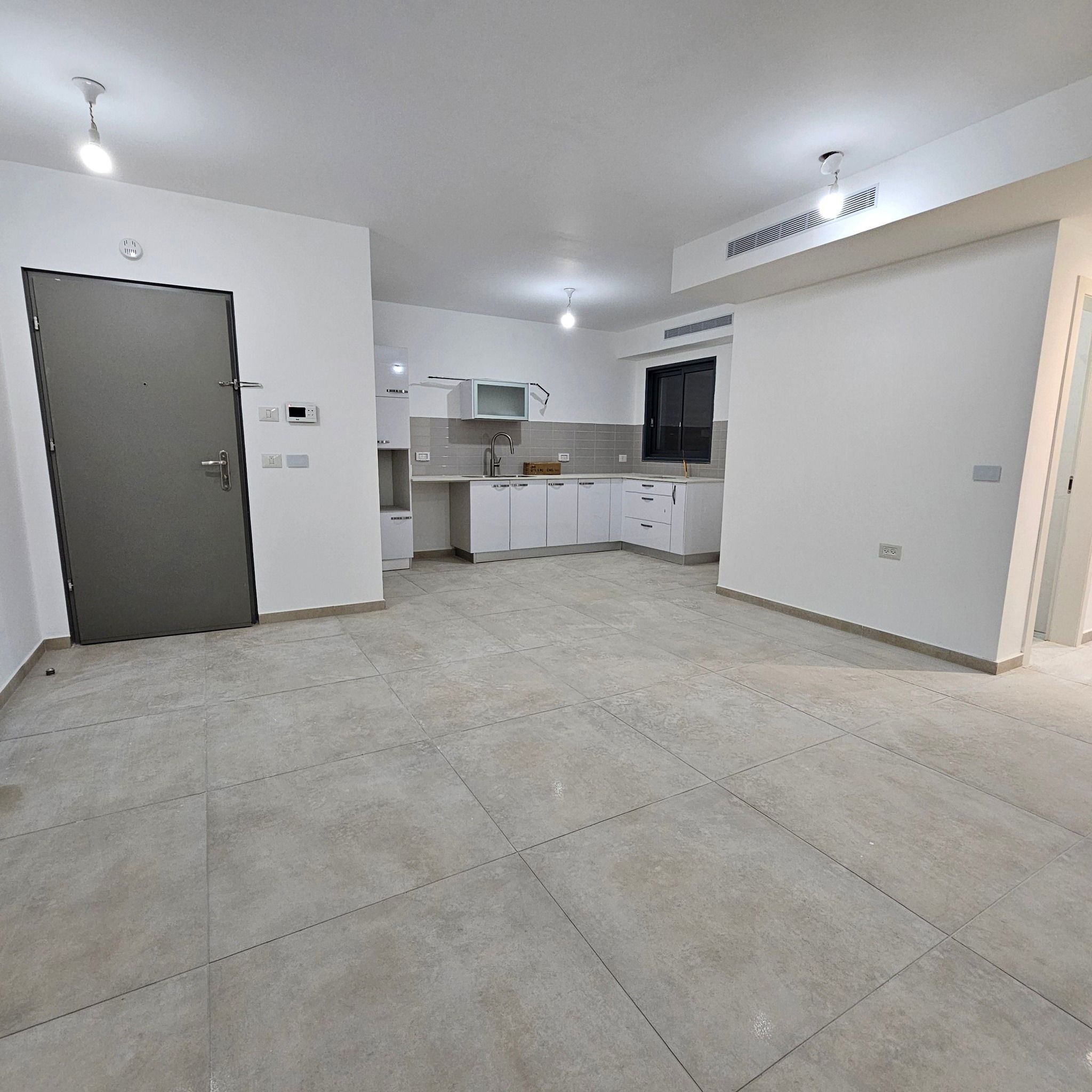 For rent 5-room apartment 132 meters for 4800 NIS