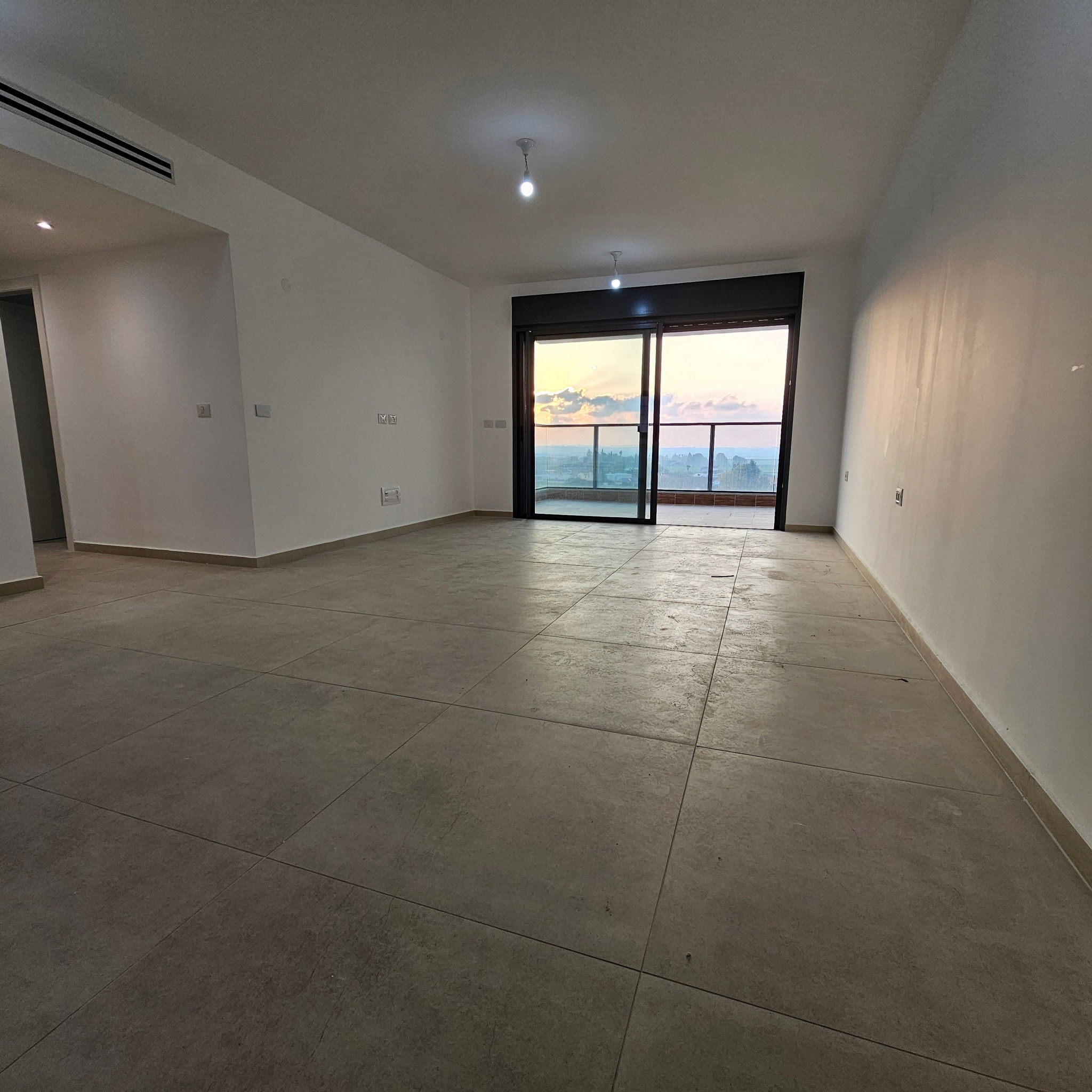 For rent 4-room apartment in the Carmi Hanadiv neighborhood, 7th floor, price 4500 NIS