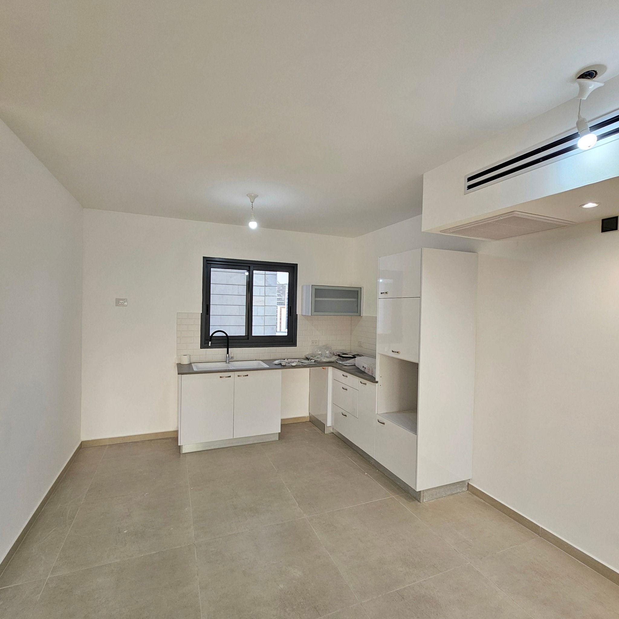 For rent 4-room apartment in the Carmi Hanadiv neighborhood, 7th floor, price 4500 NIS