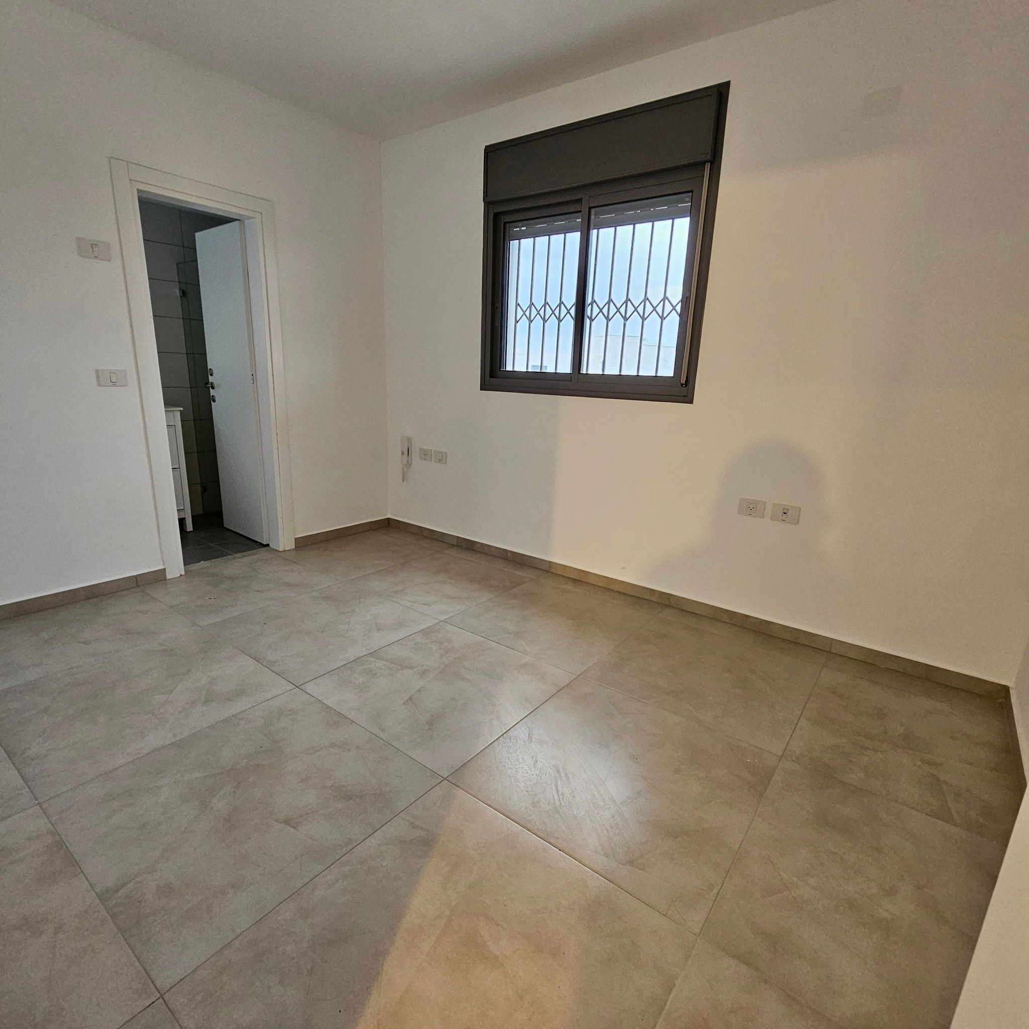 For rent in the Carmi Hanadiv neighborhood, a 4-room apartment for 4300 NIS