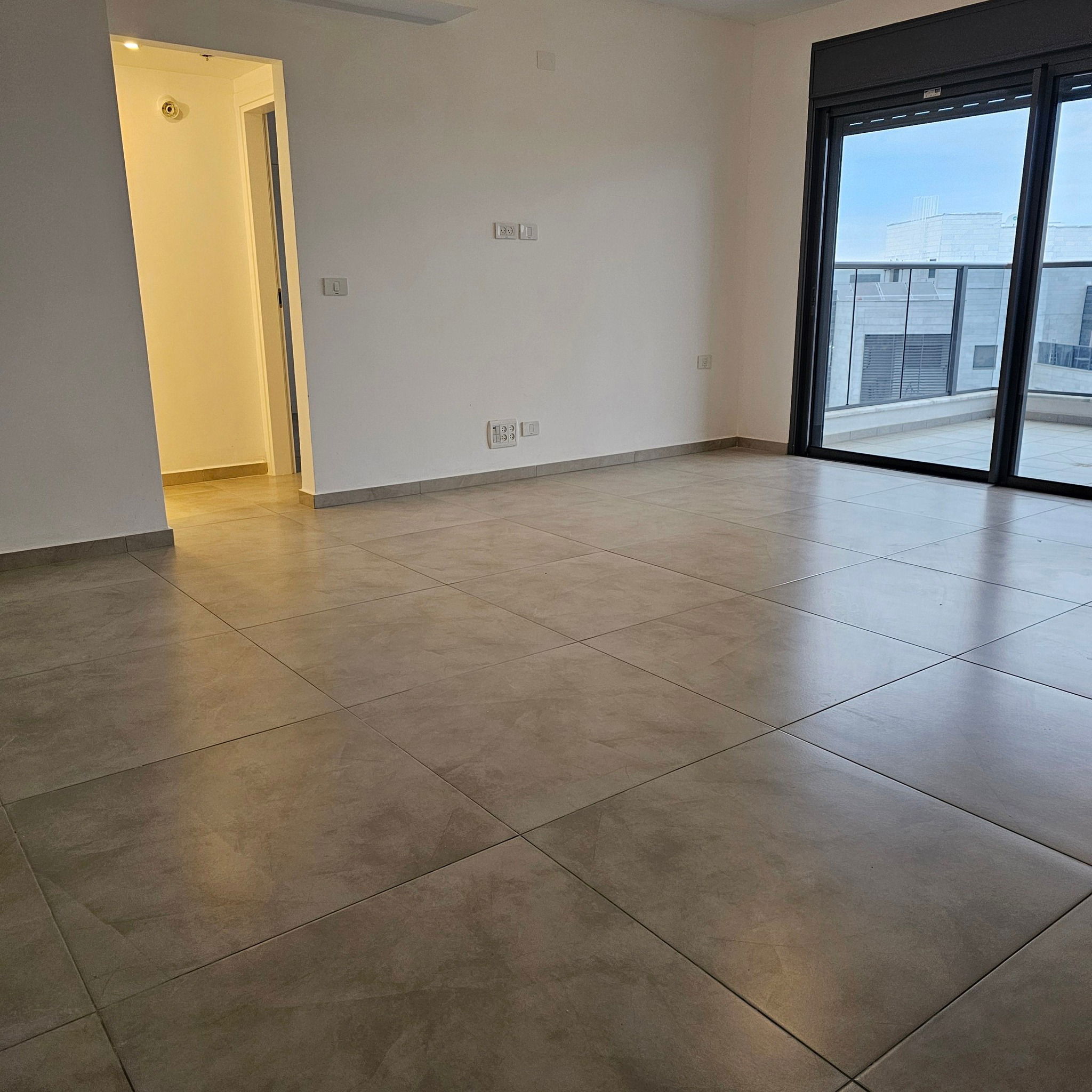 For rent in the Carmi Hanadiv neighborhood, a 4-room apartment for 4300 NIS