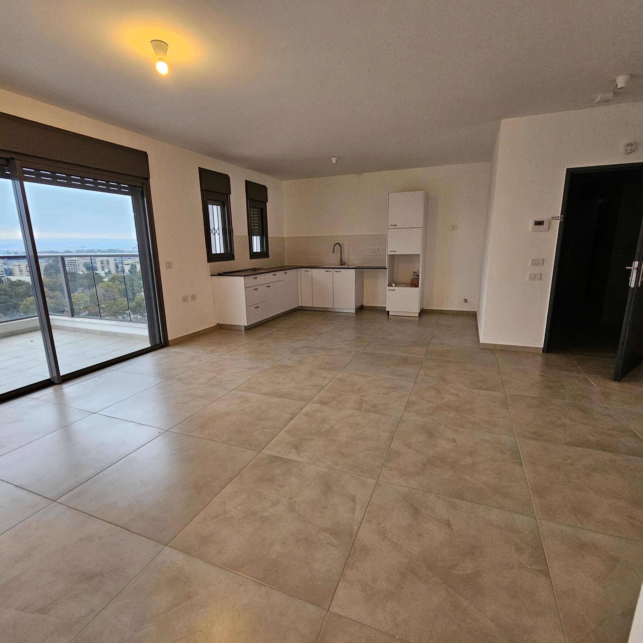 For rent in the Carmi Hanadiv neighborhood, a 4-room apartment for 4300 NIS