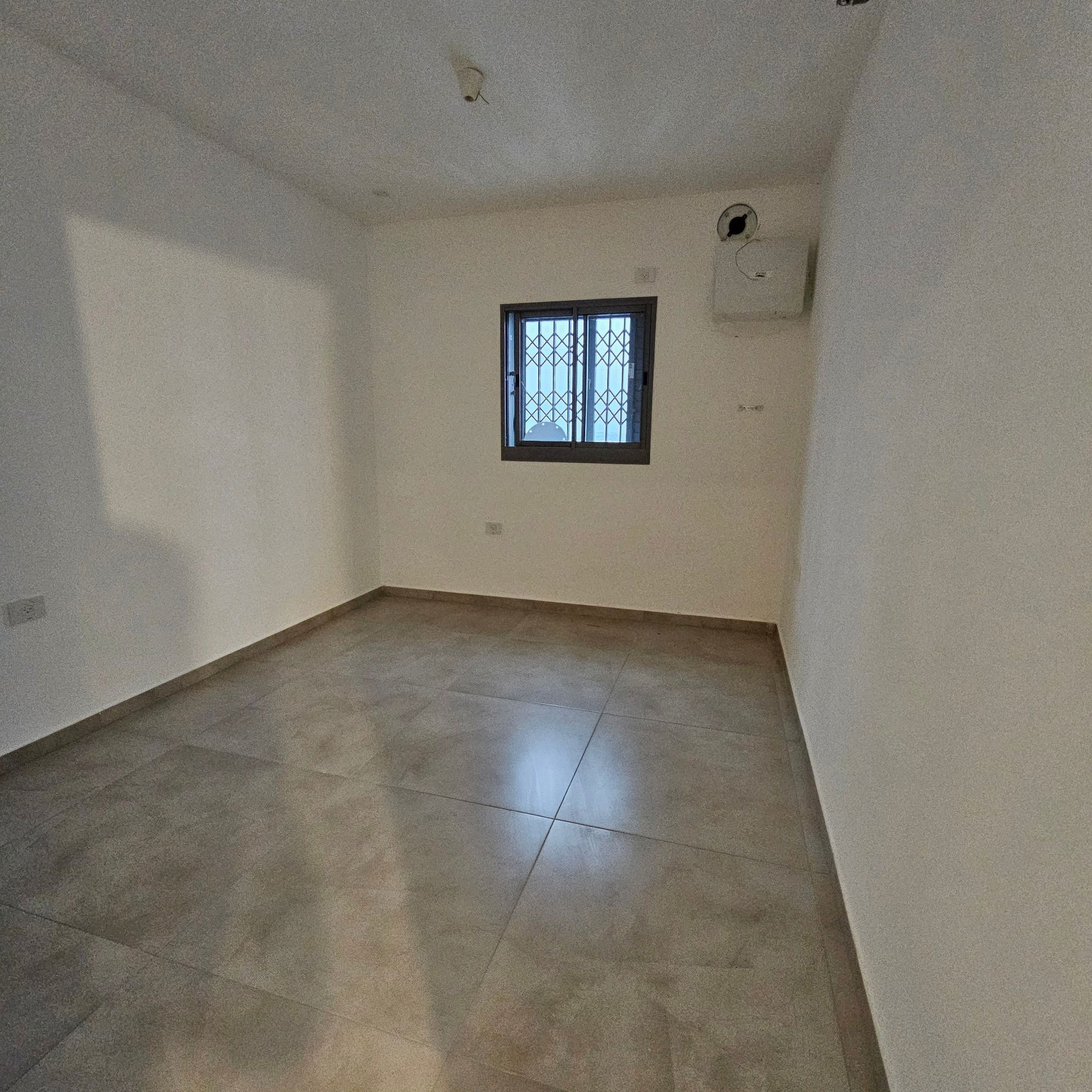 For rent in the Carmi Hanadiv neighborhood, a 4-room apartment for 4300 NIS