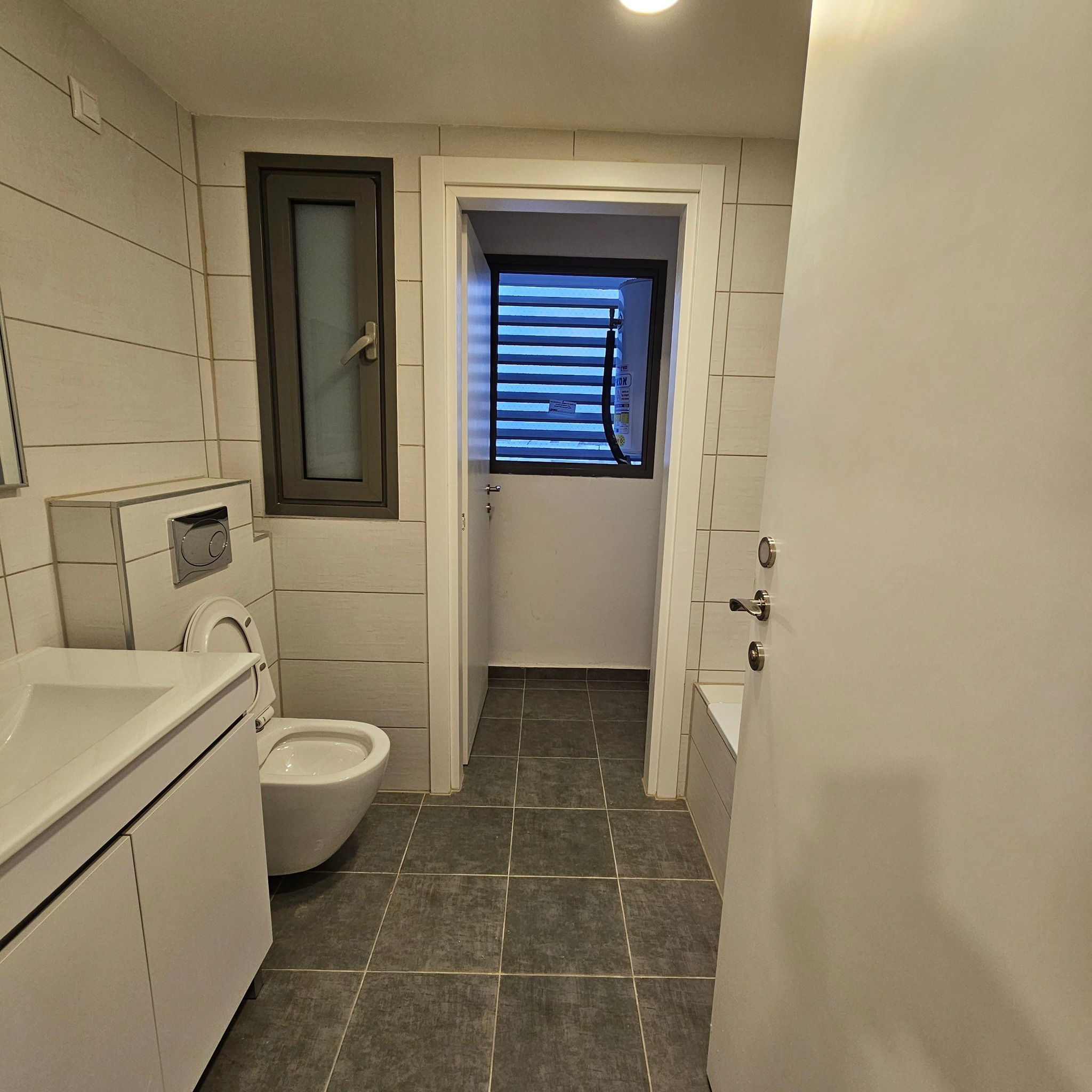 For rent in the Carmi Hanadiv neighborhood, a 4-room apartment for 4300 NIS