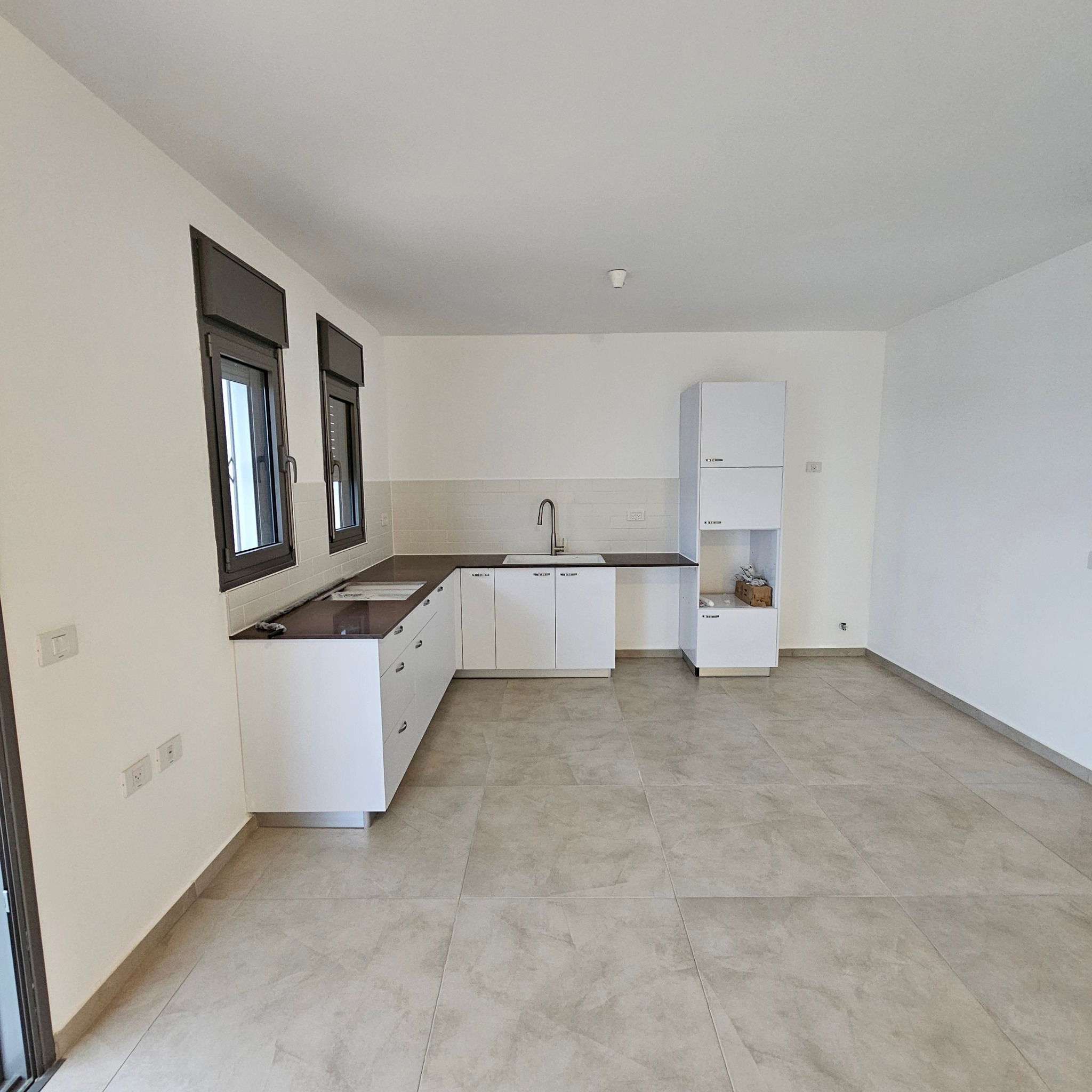 For rent in the Carmi Hanadiv neighborhood, a 4-room apartment for 4300 NIS