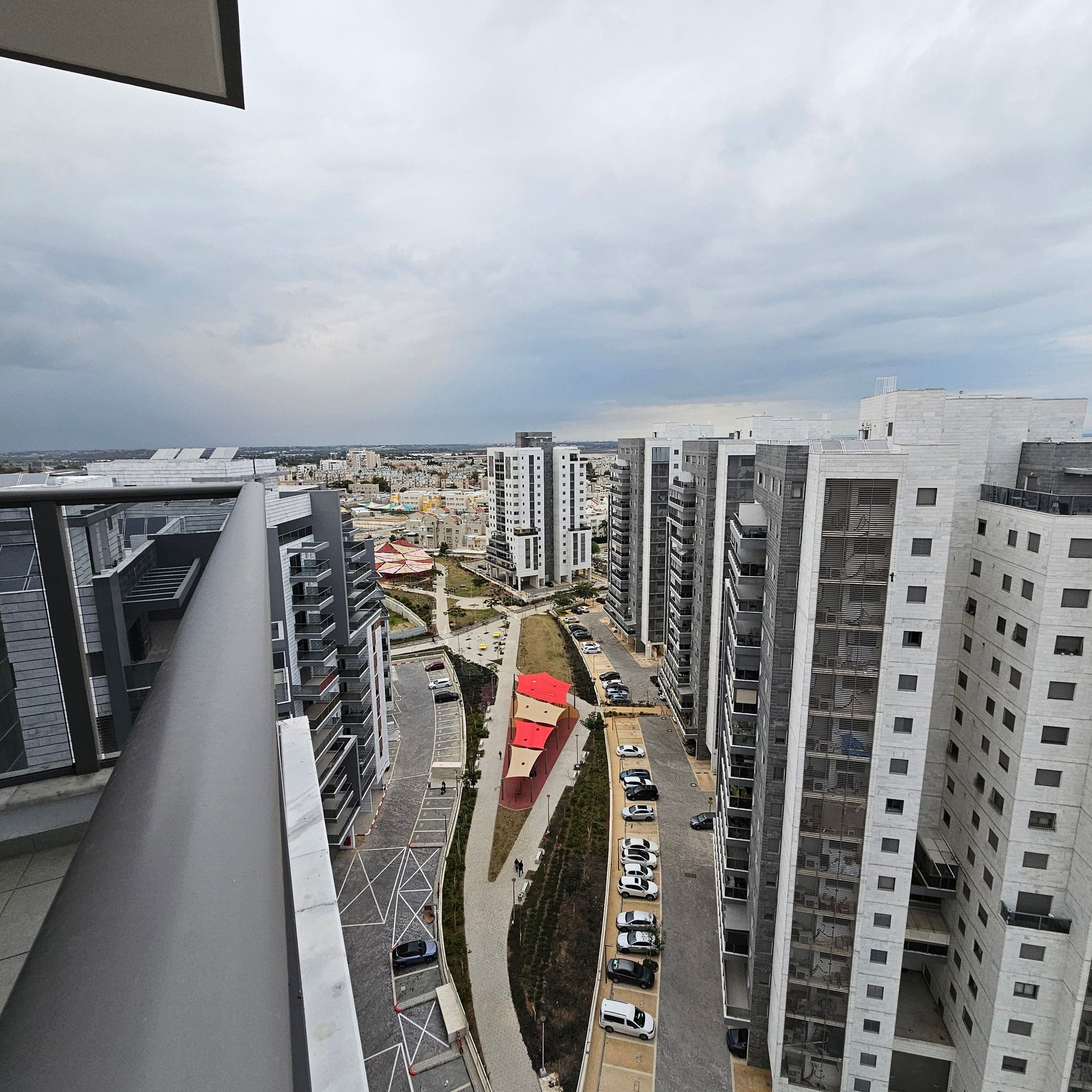 For rent in the Carmi Hanadiv neighborhood, a 4-room apartment for 4300 NIS