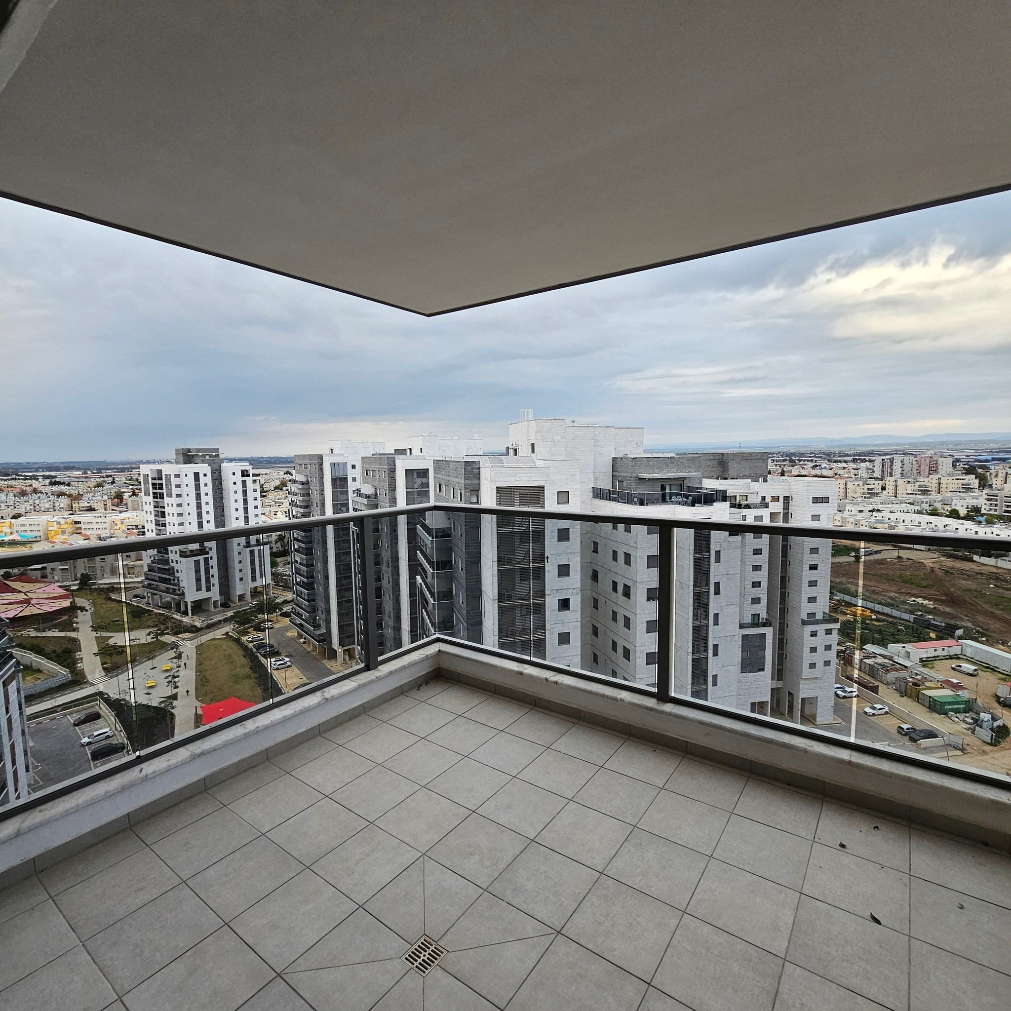 For rent in the Carmi Hanadiv neighborhood, a 4-room apartment for 4300 NIS