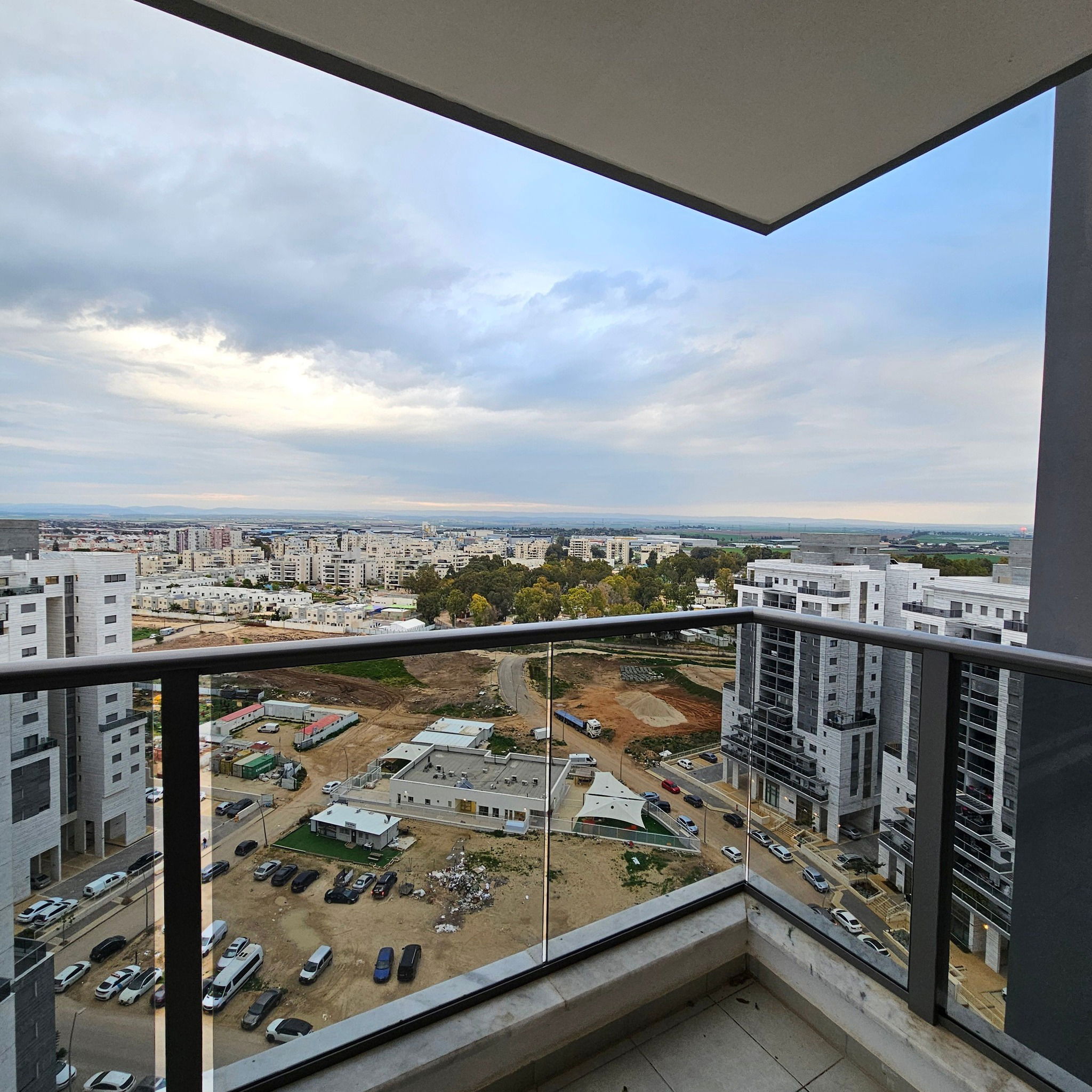 For rent in the Carmi Hanadiv neighborhood, a 4-room apartment for 4300 NIS