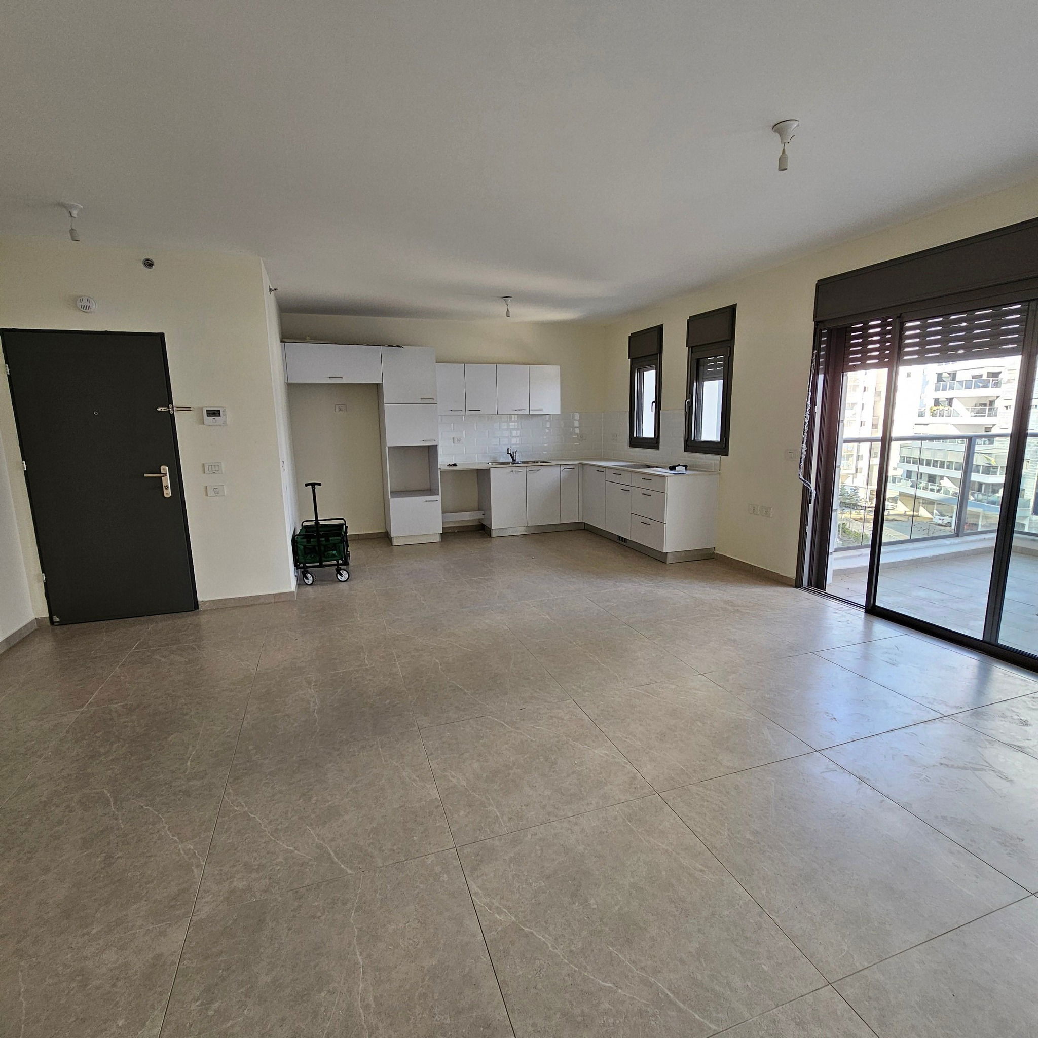 For rent on Rothschild Boulevard, 5-room apartment, 3rd floor, immediate entry