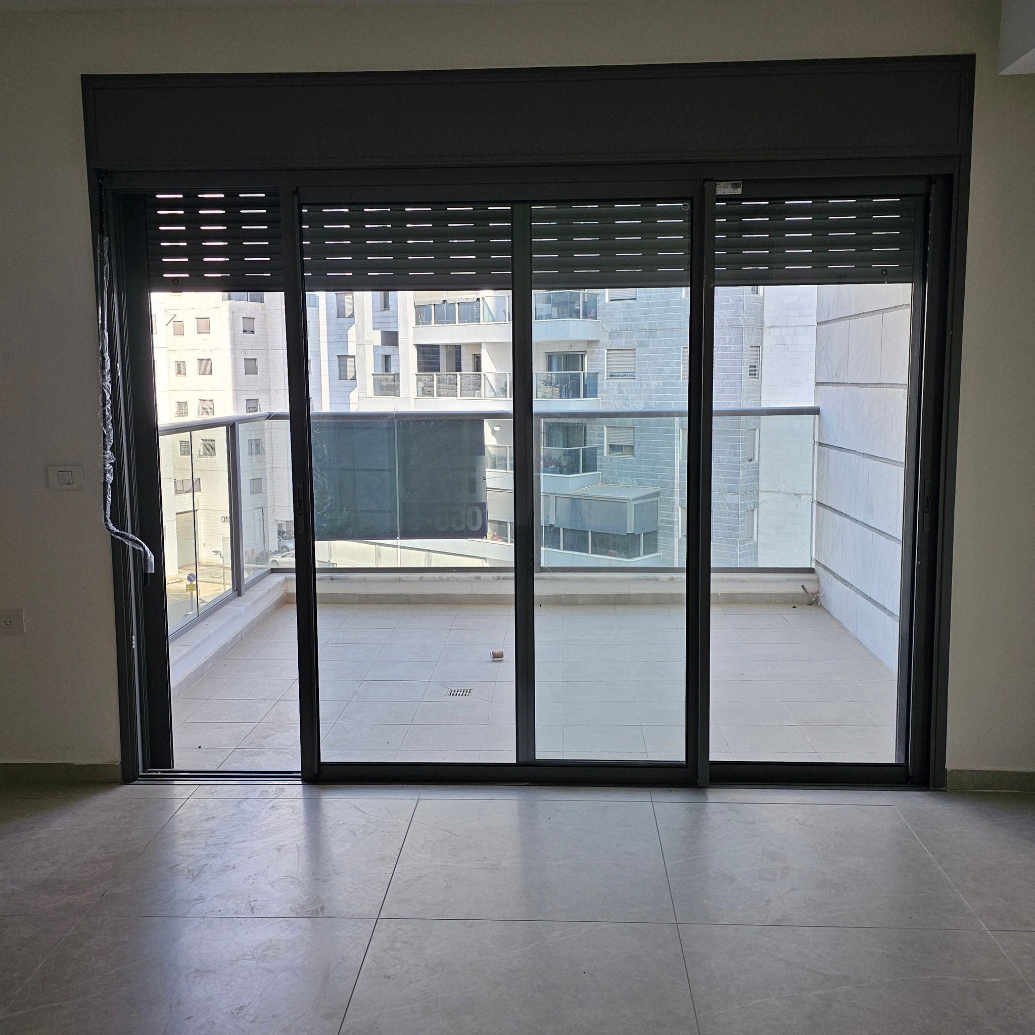 For rent on Rothschild Boulevard, 5-room apartment, 3rd floor, immediate entry