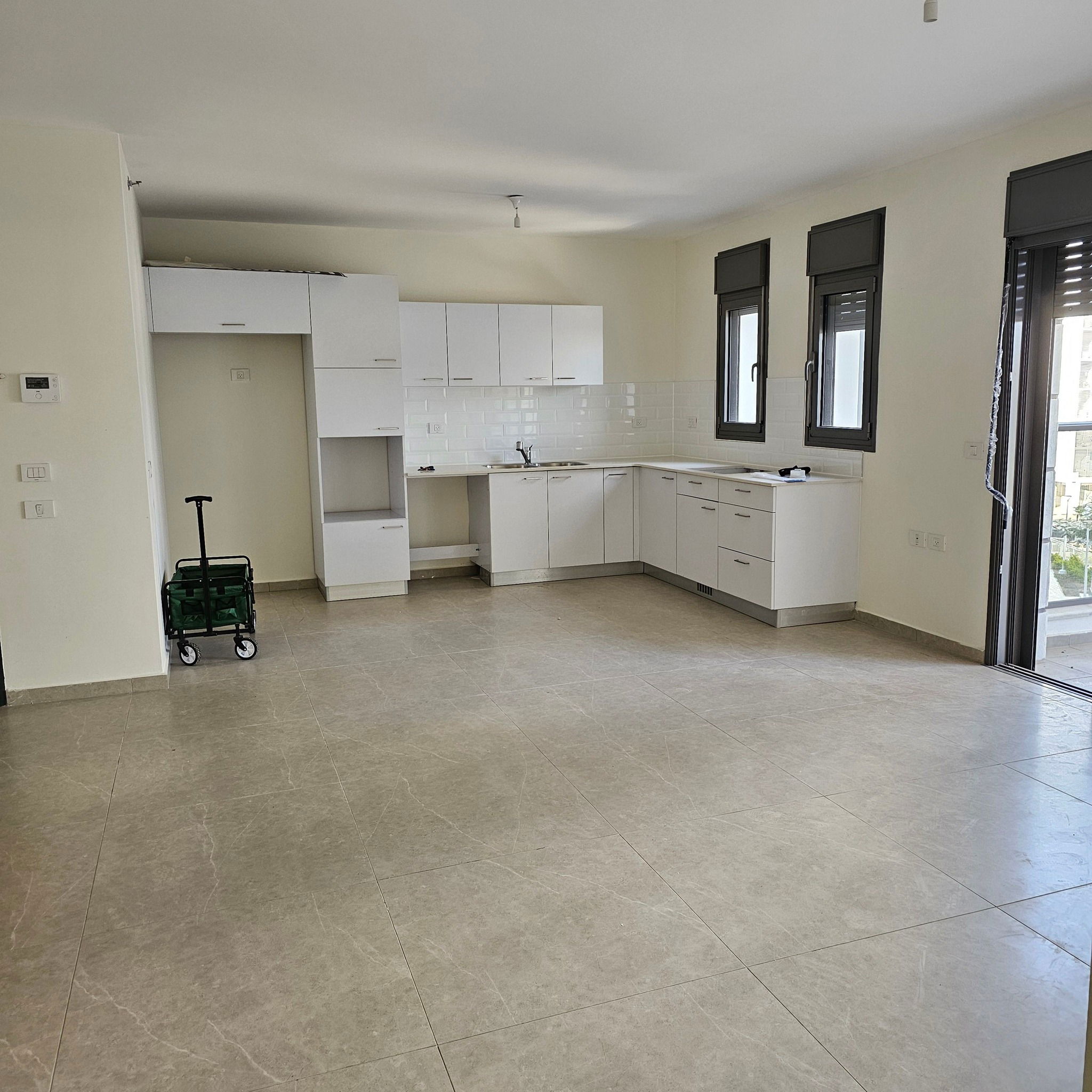 For rent on Rothschild Boulevard, 5-room apartment, 3rd floor, immediate entry