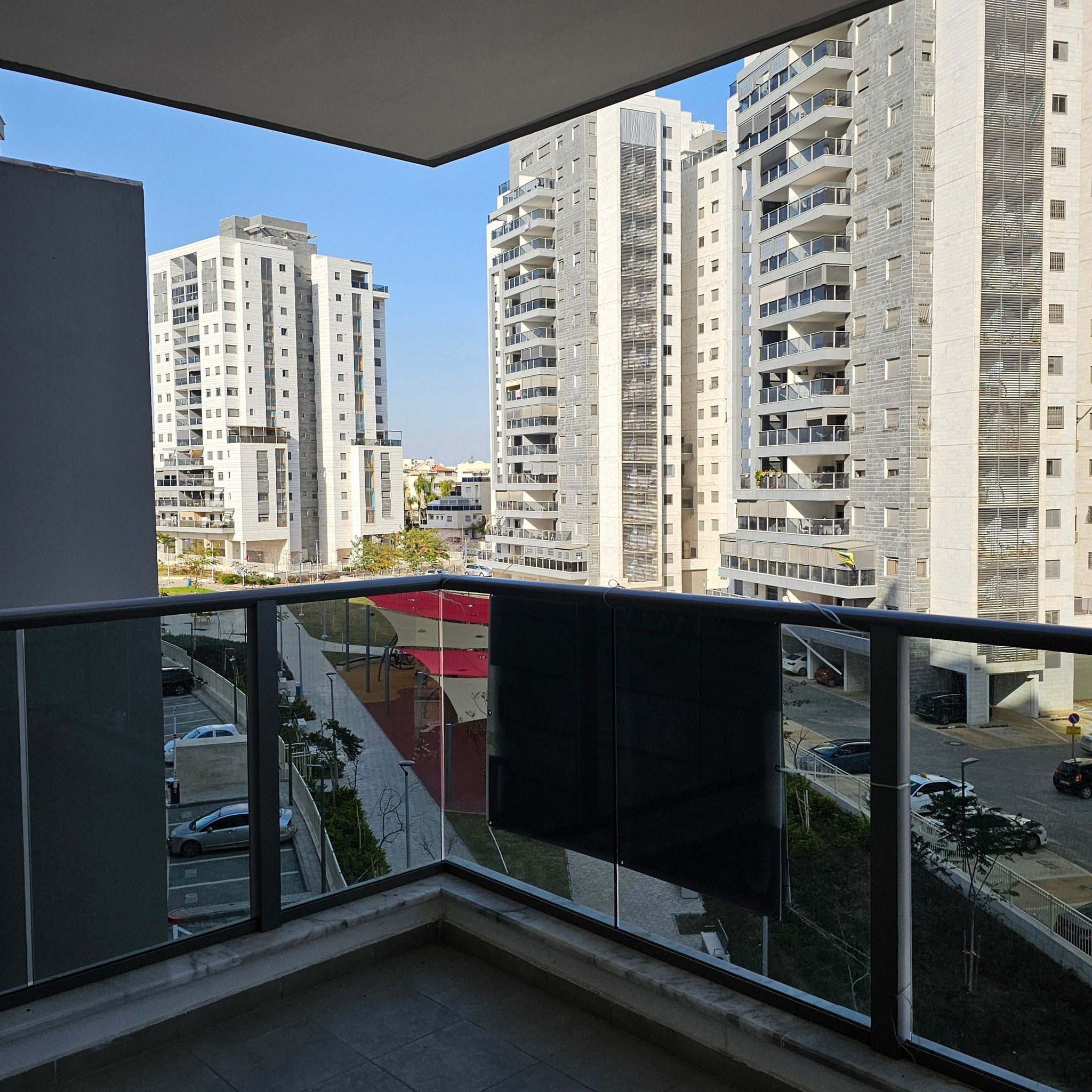 For rent on Rothschild Boulevard, 5-room apartment, 3rd floor, immediate entry