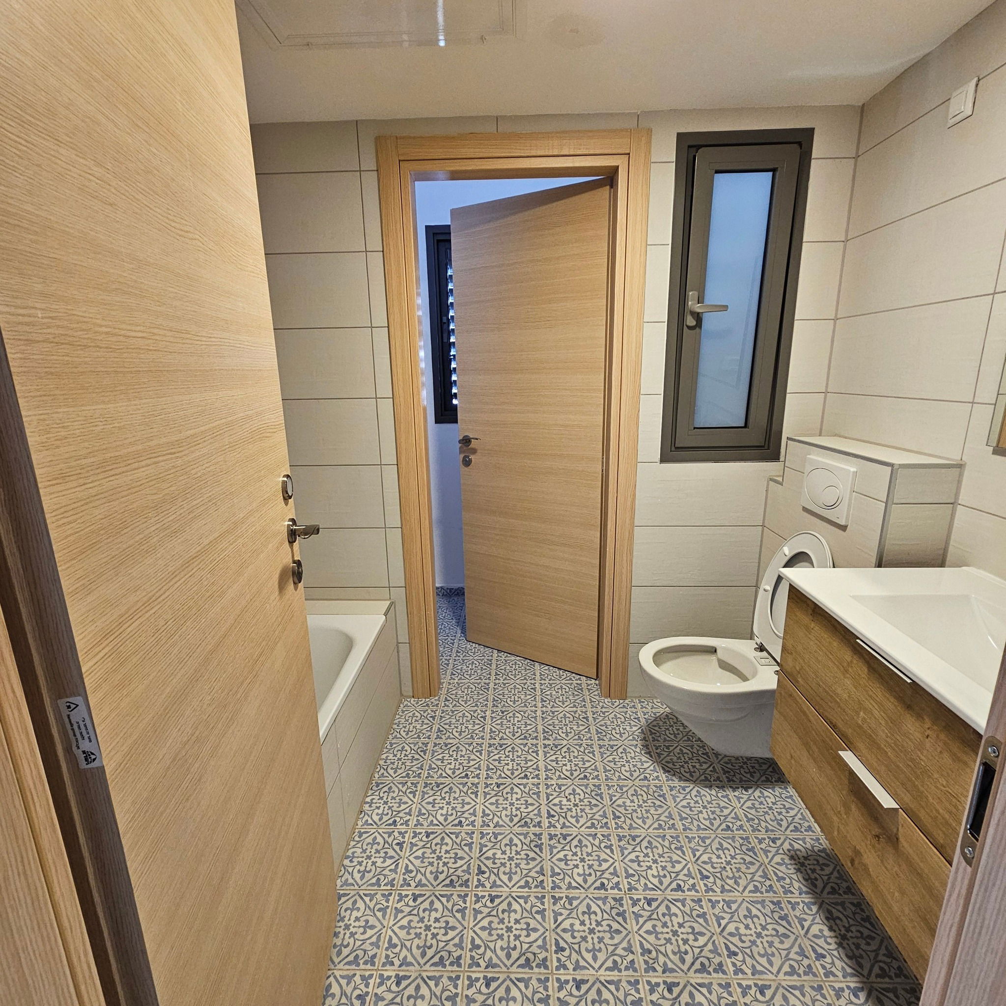 For rent on Rothschild Boulevard, 5-room apartment, 3rd floor, immediate entry