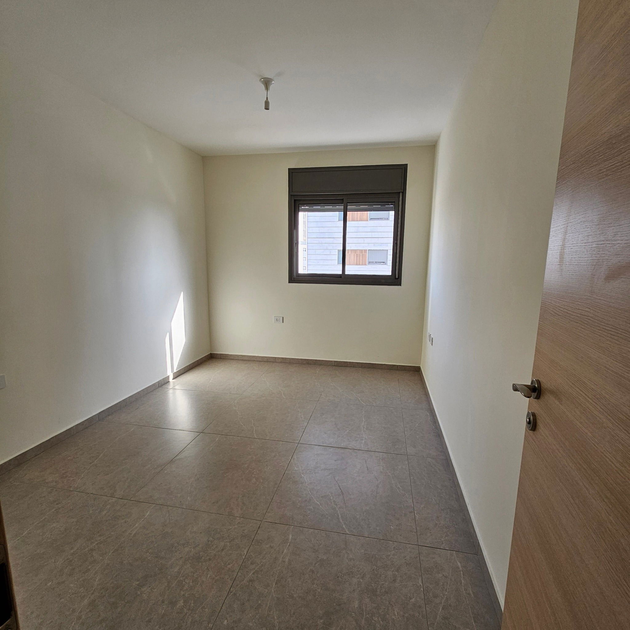 For rent on Rothschild Boulevard, 5-room apartment, 3rd floor, immediate entry