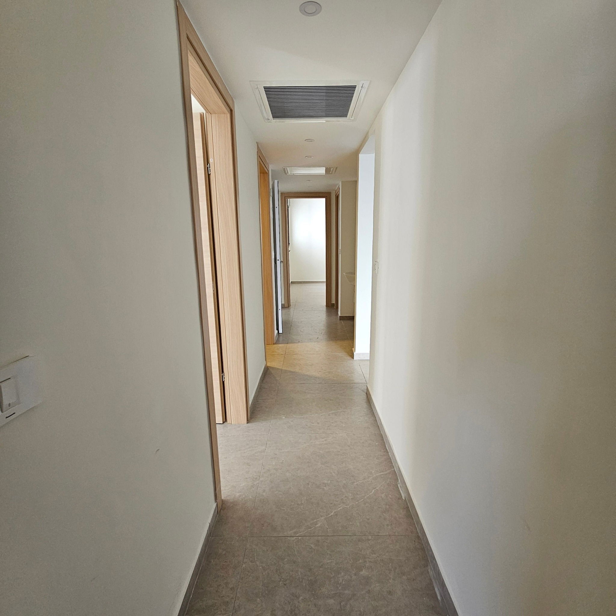 For rent on Rothschild Boulevard, 5-room apartment, 3rd floor, immediate entry