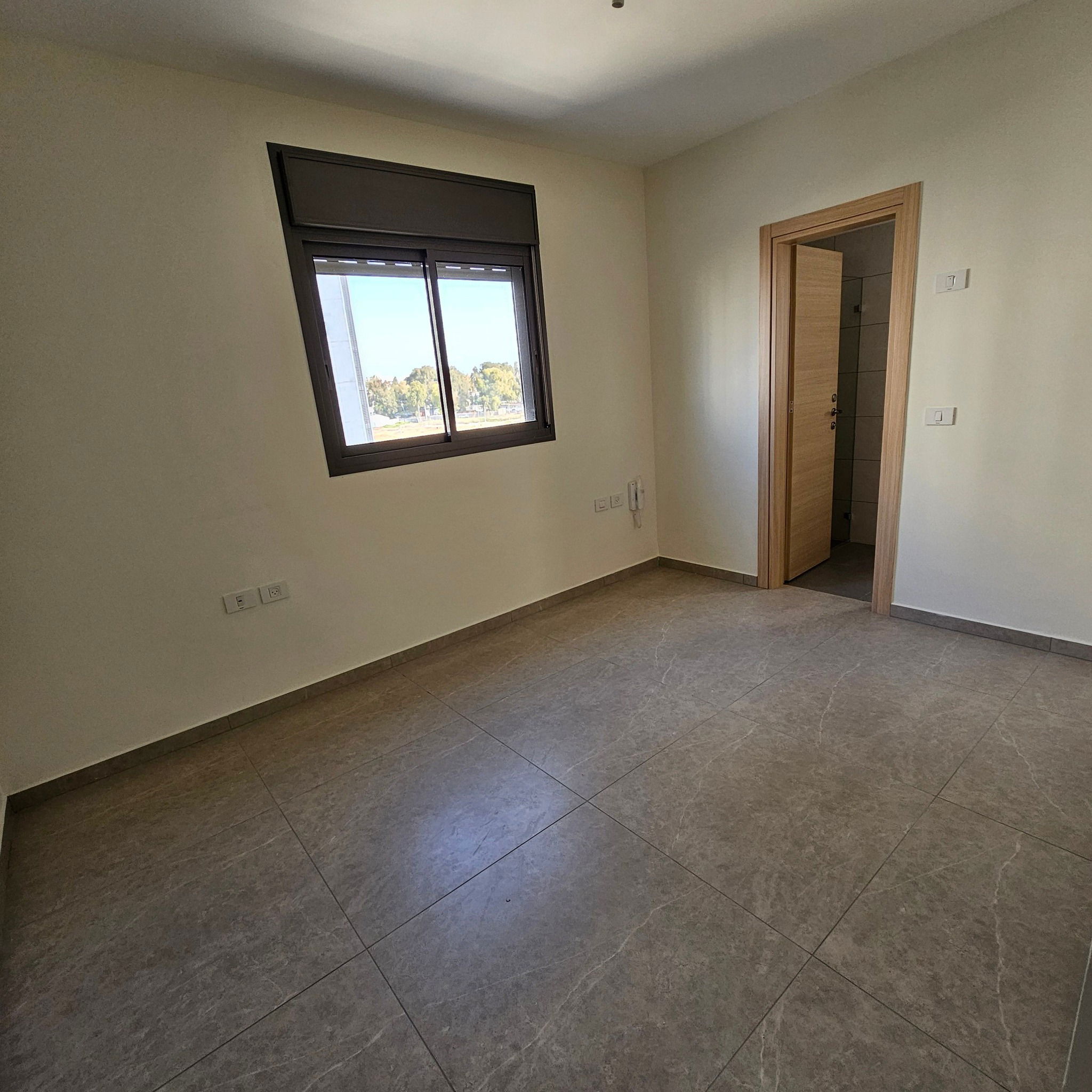 For rent on Rothschild Boulevard, 5-room apartment, 3rd floor, immediate entry